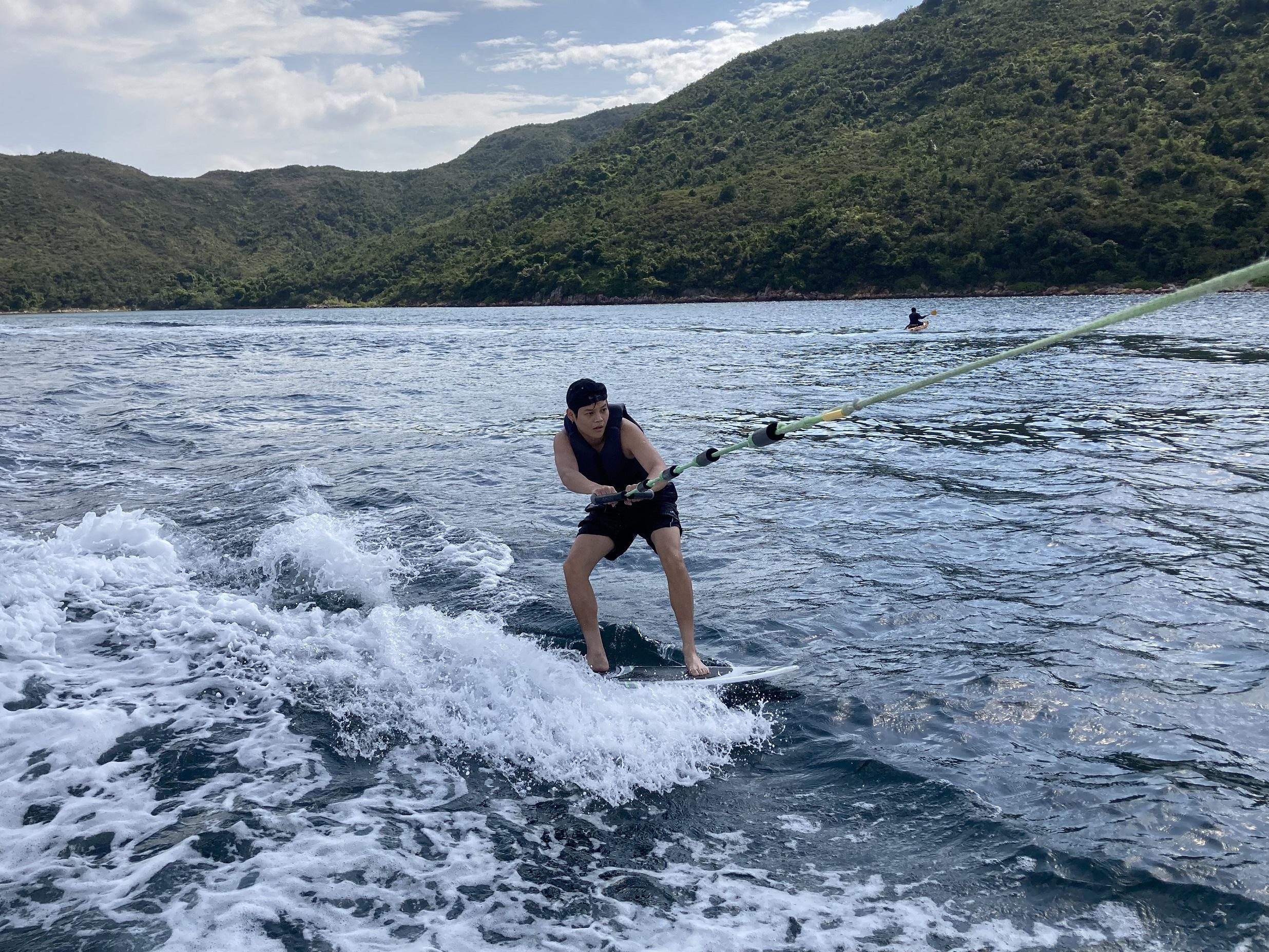 保錡在節中玩wakesurf。