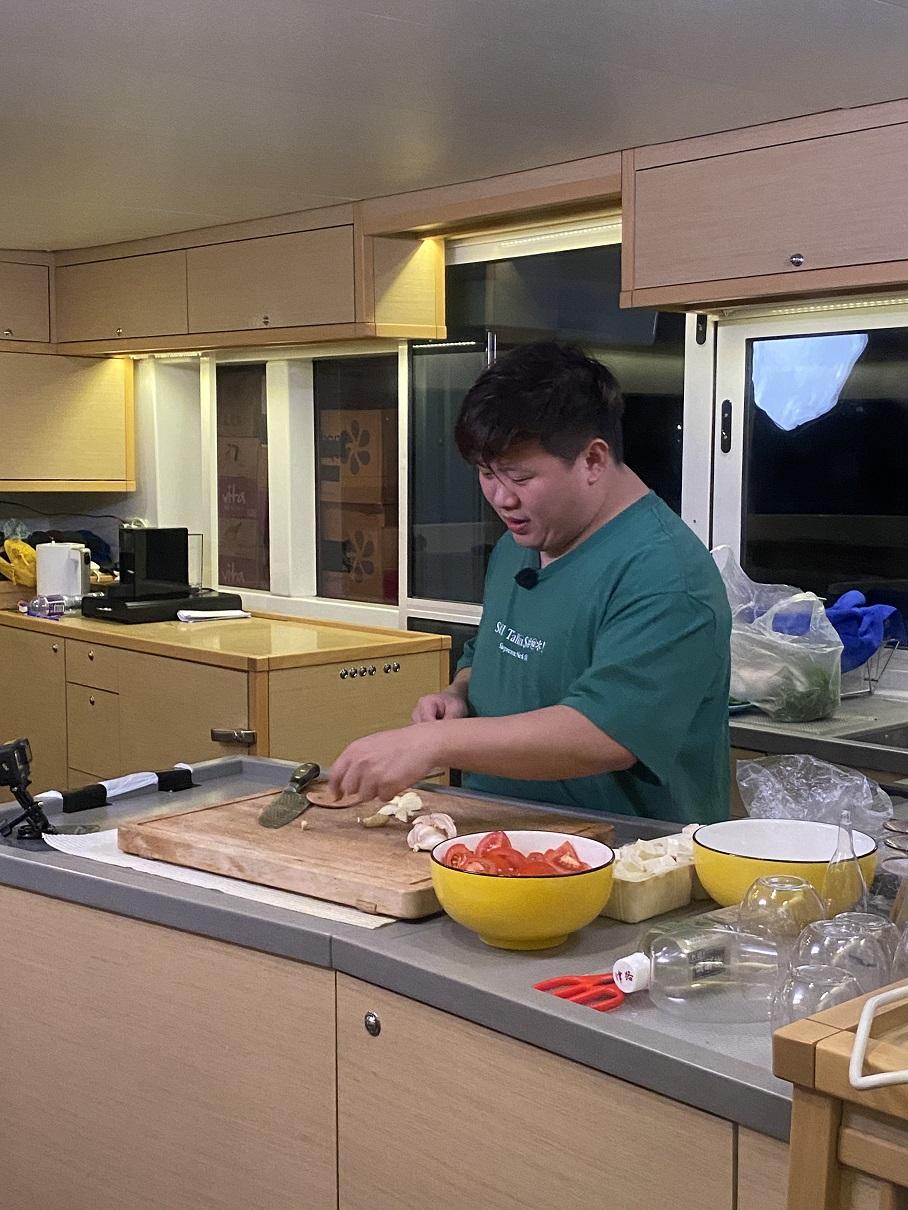 肥仔為三位兄弟煮晚餐。