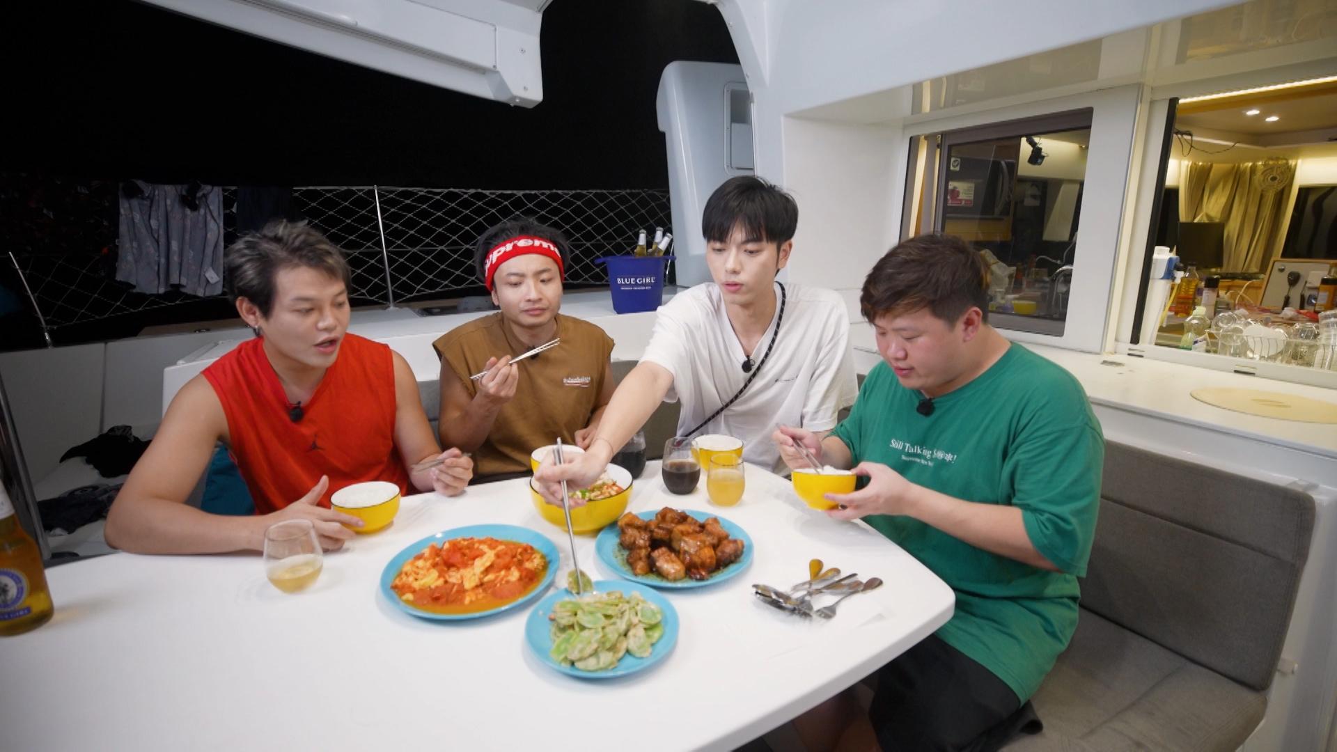 肥仔視隊友為家人,為3位兄弟炮製糖醋排骨、麻婆豆腐、蕃茄炒蛋和椒絲腐乳炒萵筍。