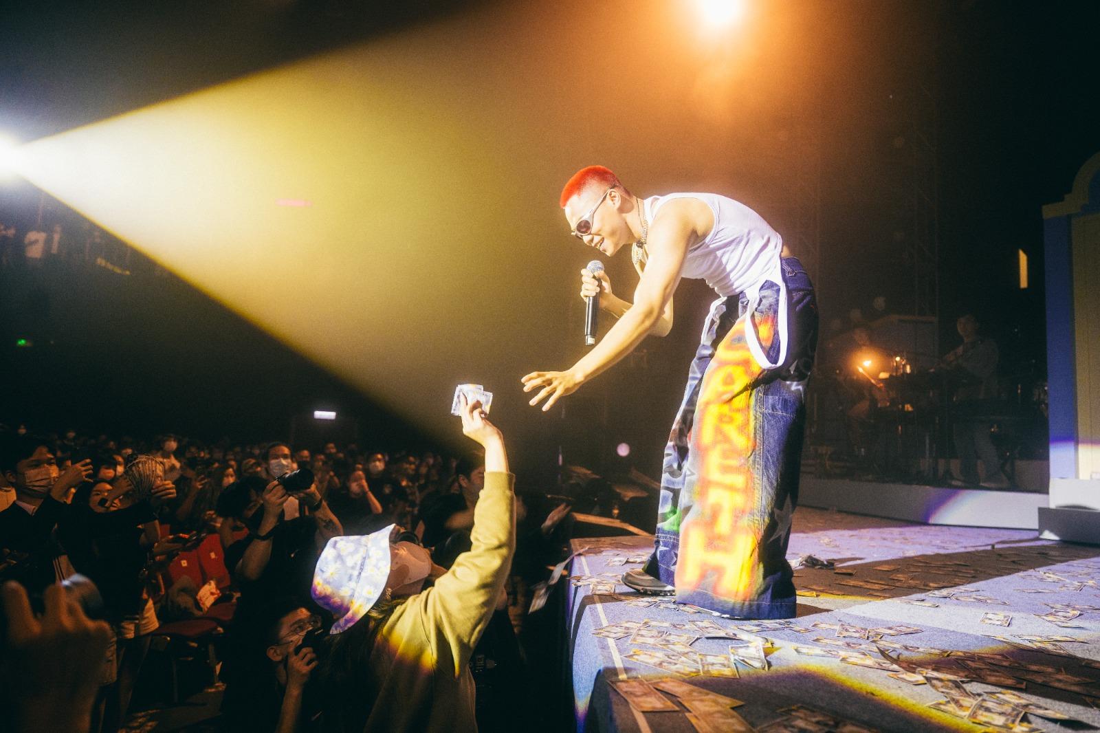 現場大噴印好的Gareth銀紙。