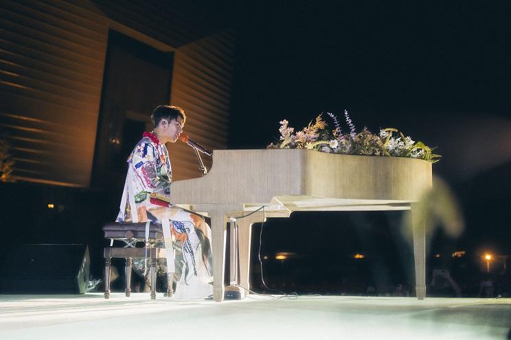 自彈自唱,是洪嘉豪開騷的必備環節。