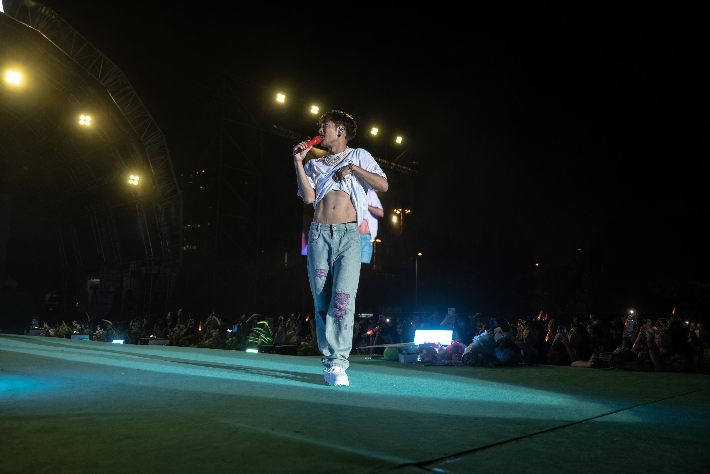 演唱會尾場,嘉豪大派福利,360度轉身騷肌。