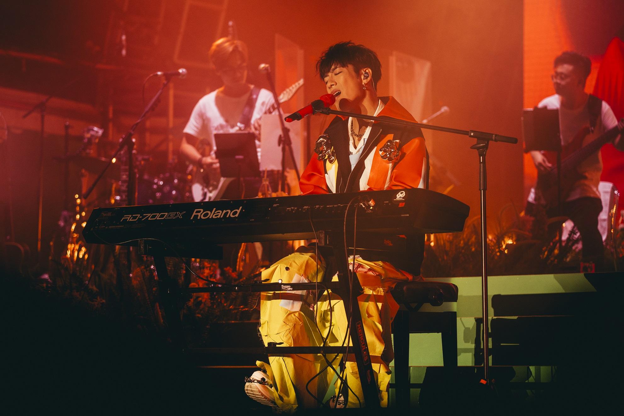 洪喜豪以日文自彈自唱樂隊東京事變的《修羅場》。