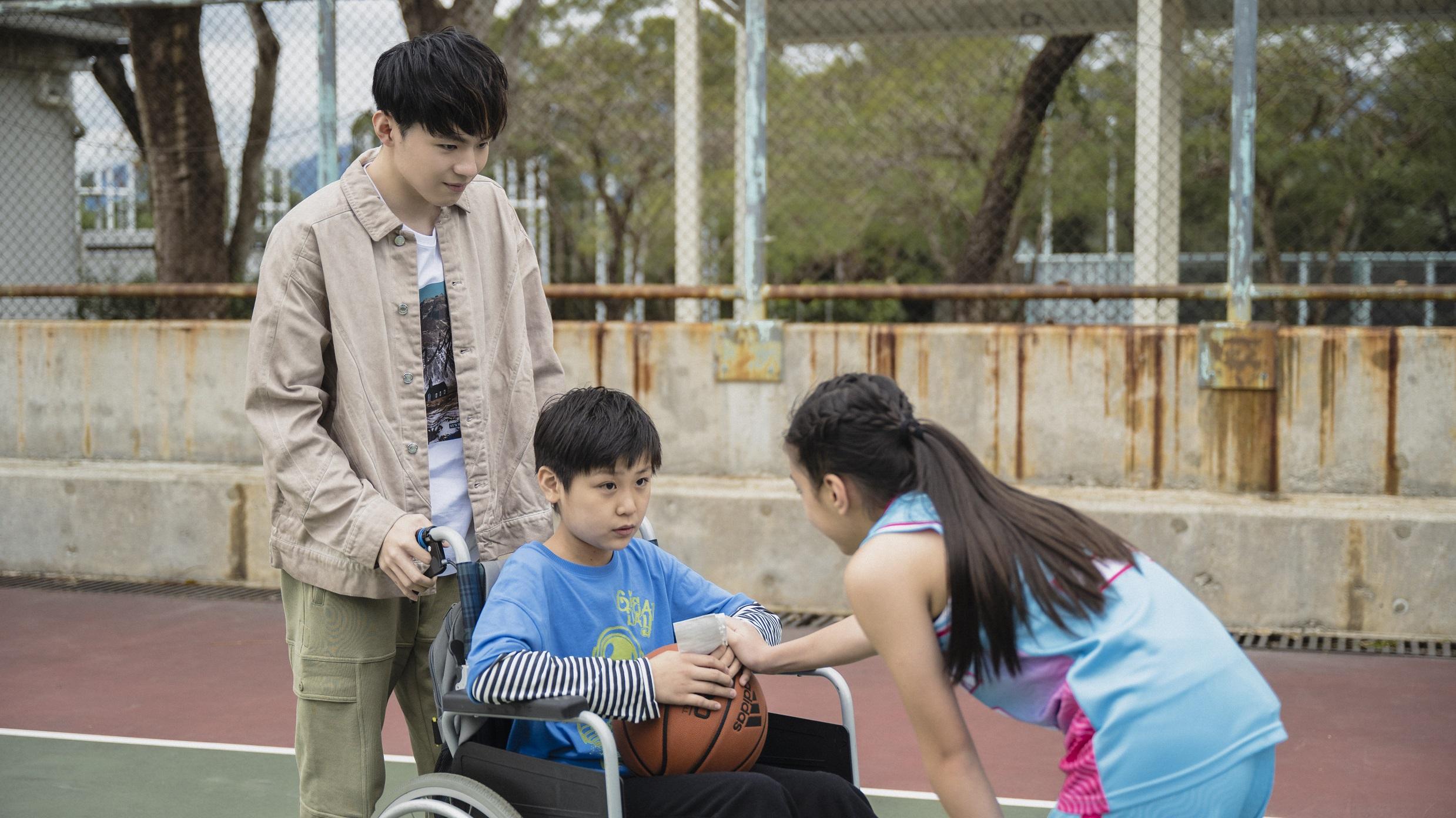 Ian演的卓立鋒助櫈仔完成心願,助他向心儀女神交換GG。(《季前賽》劇照)