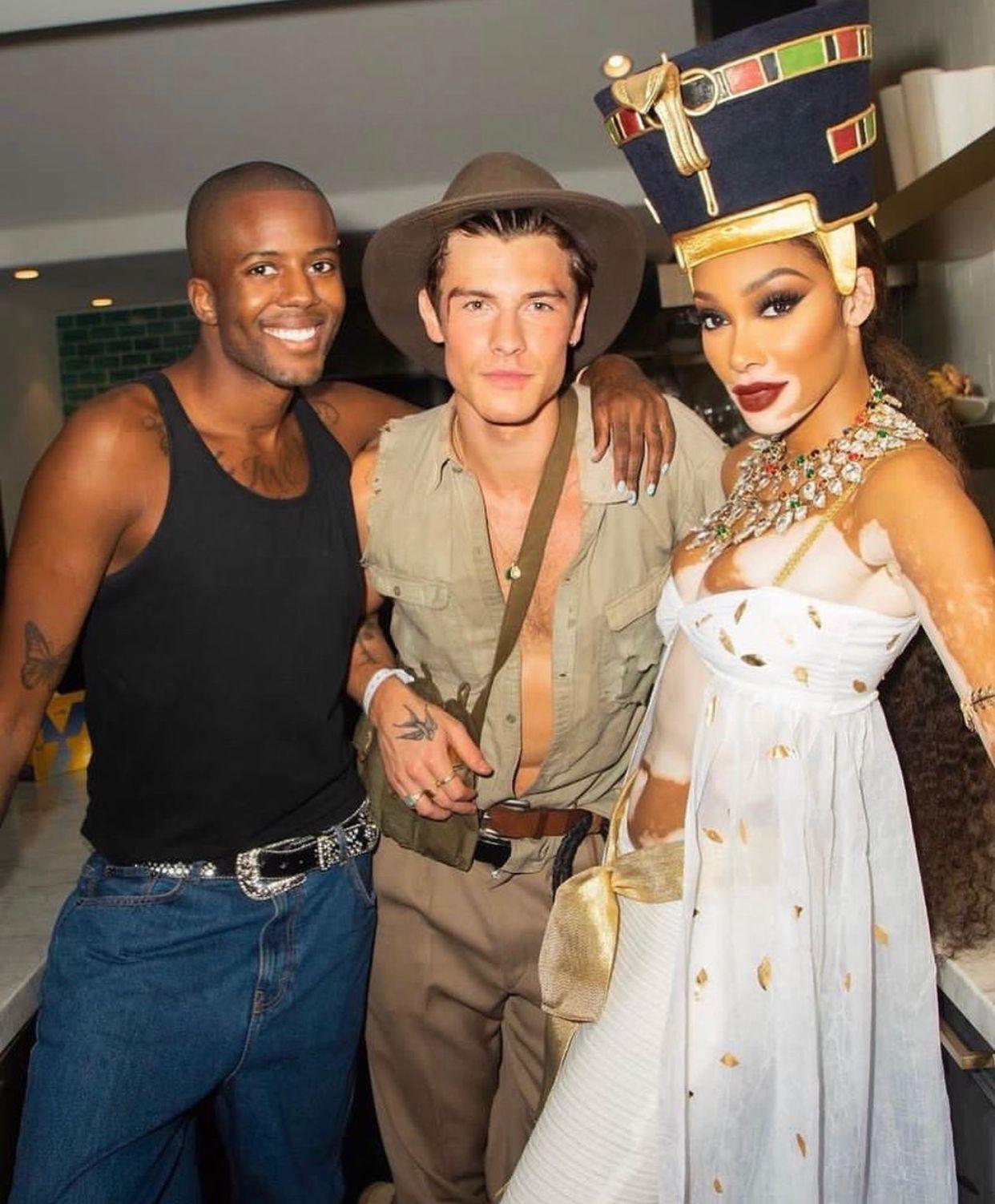 Shawn Mendes日前扮成夏里遜福在《奪寶奇兵》中之形象慶祝萬聖節。