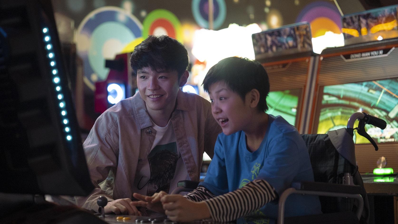 Ian演的卓立鋒為鼓勵櫈仔做手術,陪他打機。(《季前賽》劇照)