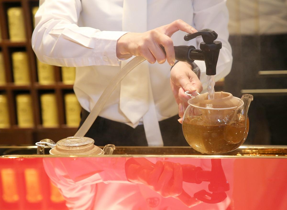 每壺只沖一杯,需靜候3-5分鐘時間沖調,客人可在旁邊觀看整個過程