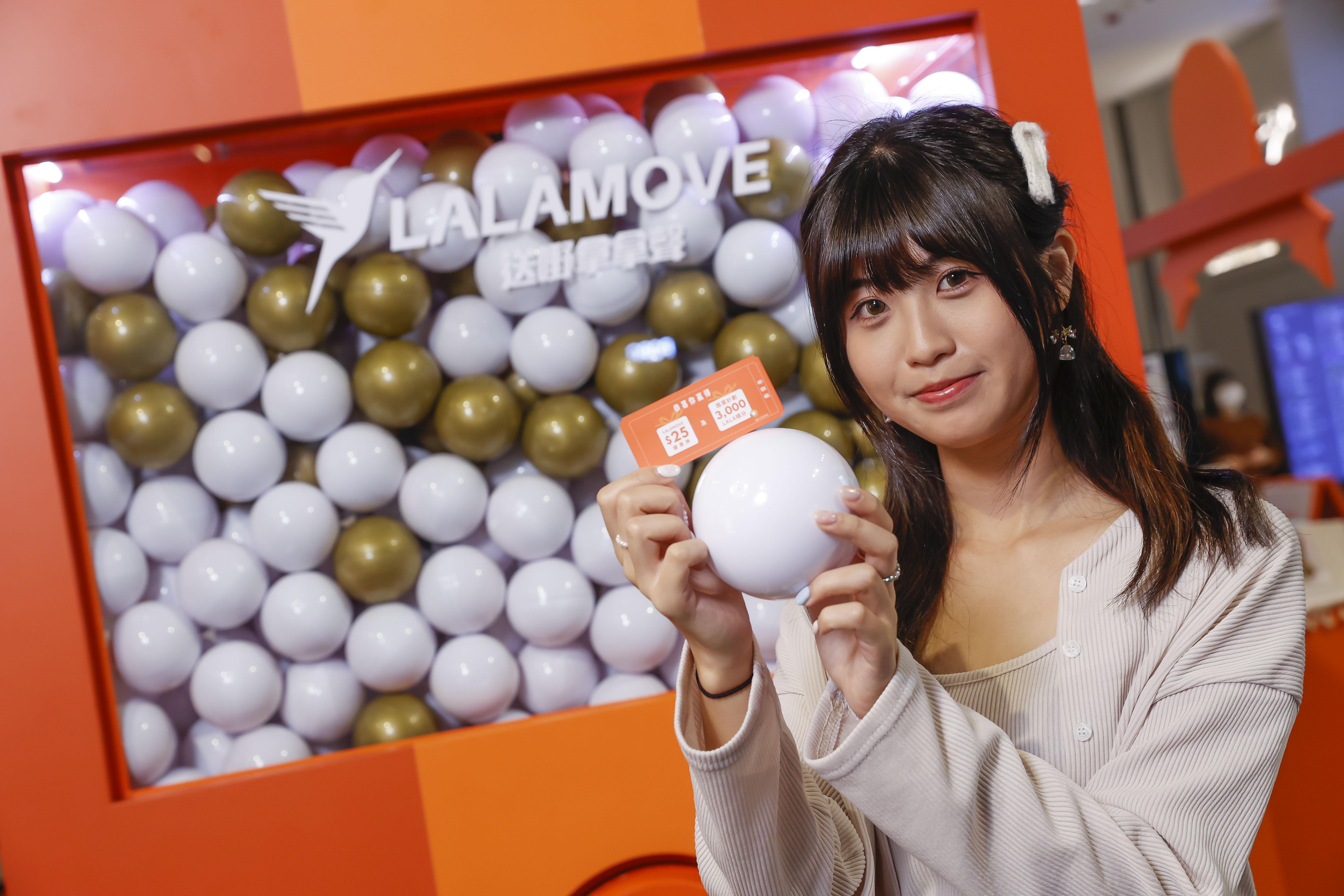 場內特設巨型扭蛋機抽獎,只需簡單步驟便能即時參與。