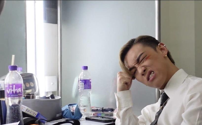 工作人員為MC包紮,MC神情痛苦。