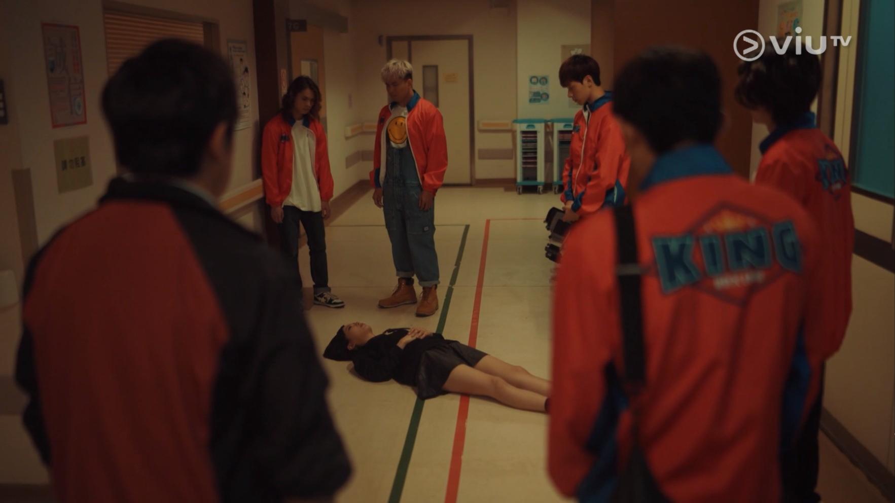 在醫院驚聞袁天就死訊後,太太Ivy躺在地上,感受丈夫躺在擂台上的心情。