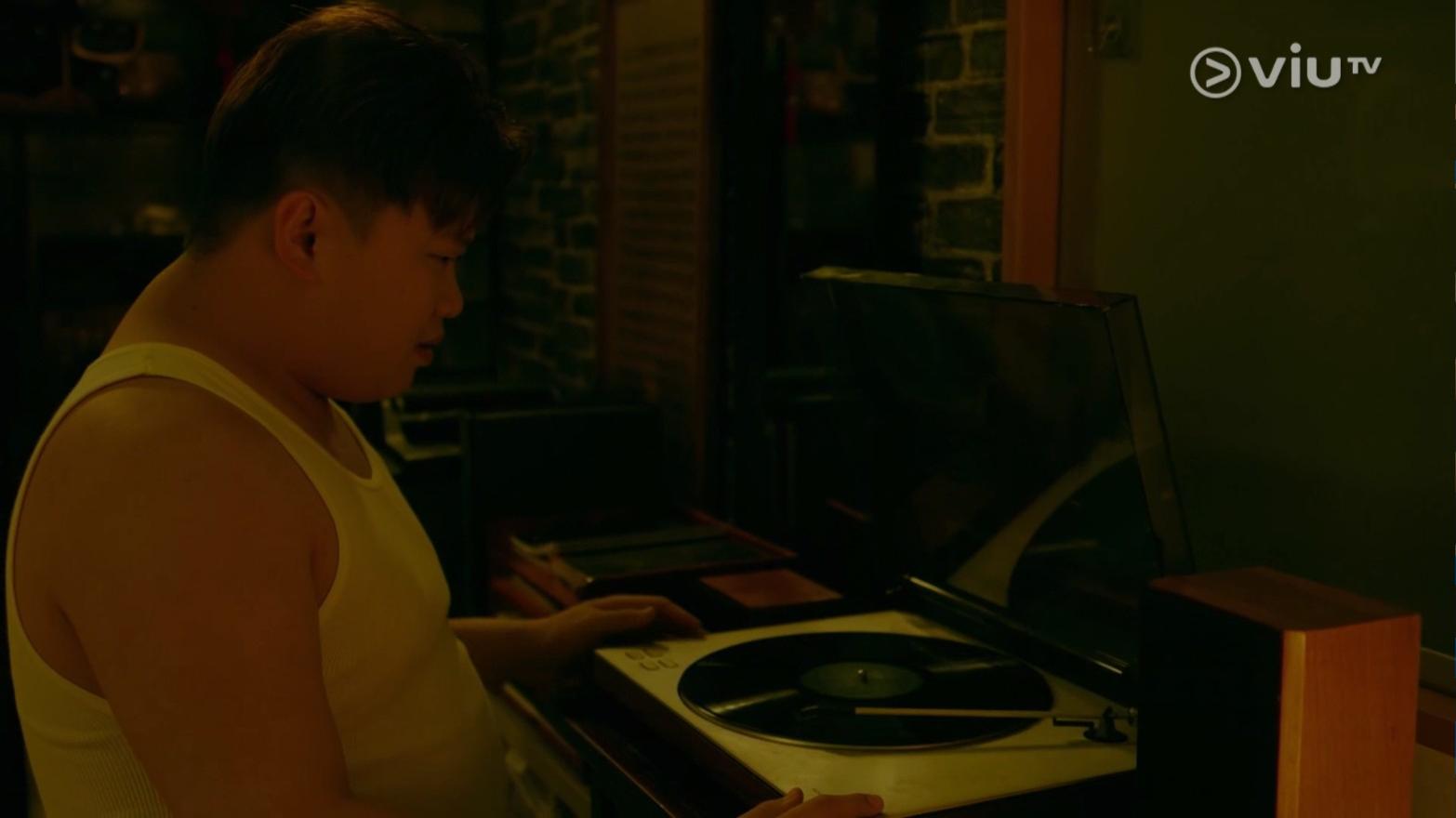 肥仔因為姜濤的說話感到心碎。