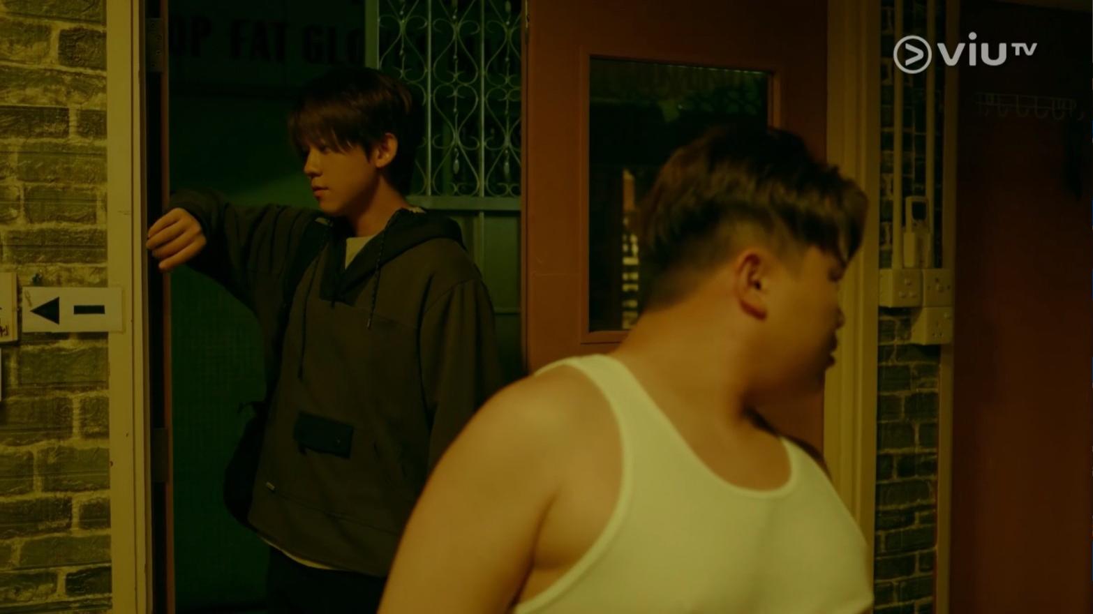 姜濤到醫館向肥仔道歉。