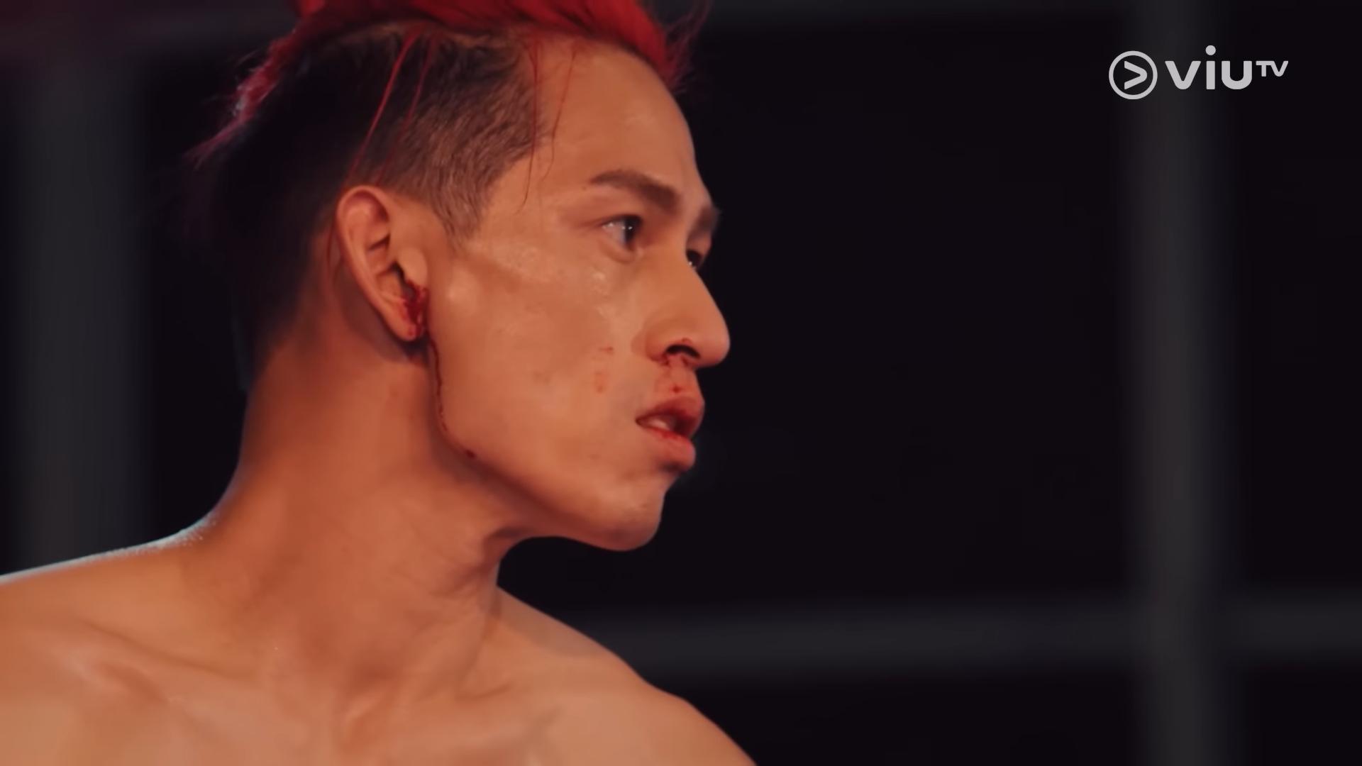 站起來的袁天就流著鼻血,耳仔亦滲血。