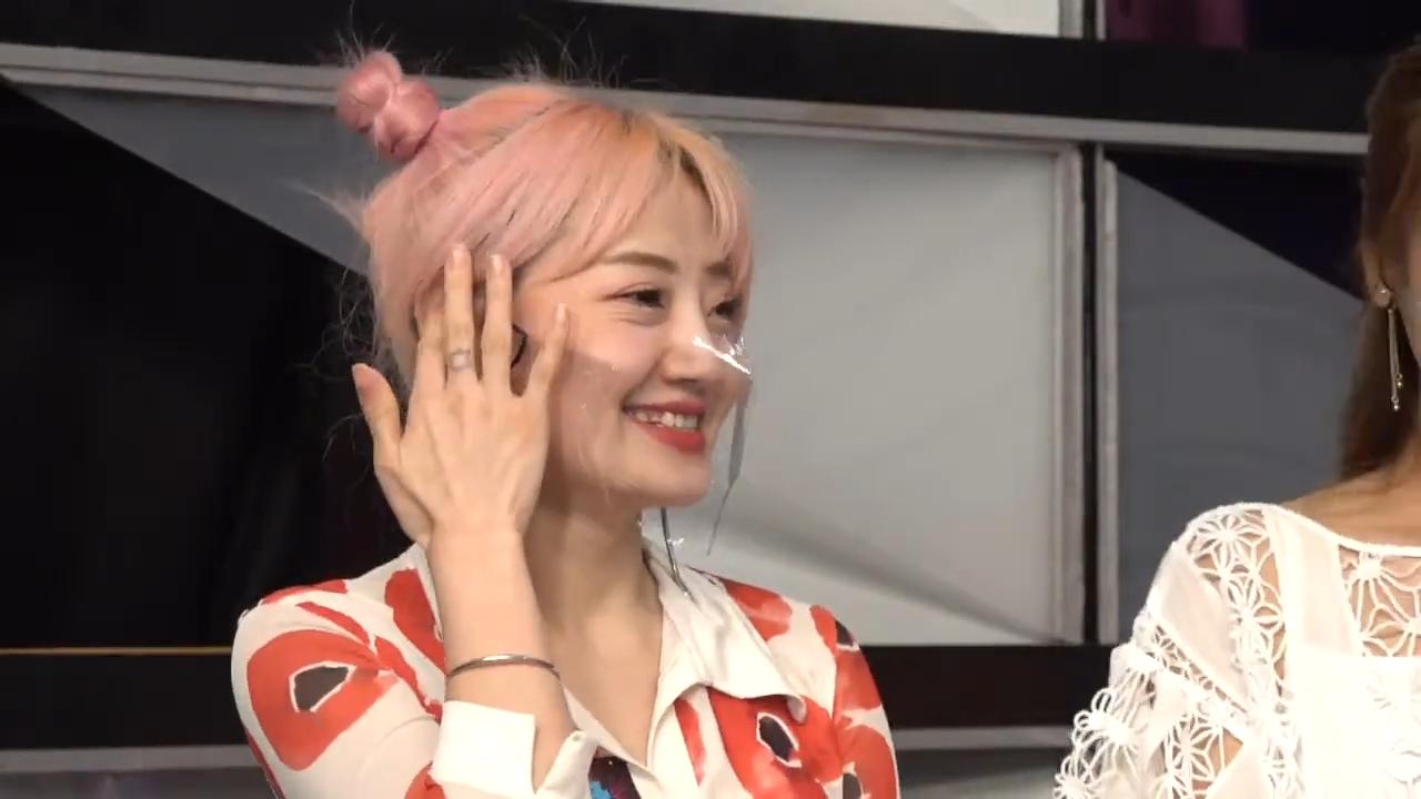 屯門娜娜表示屆時或會大騷舞姿。(無綫直播畫面)