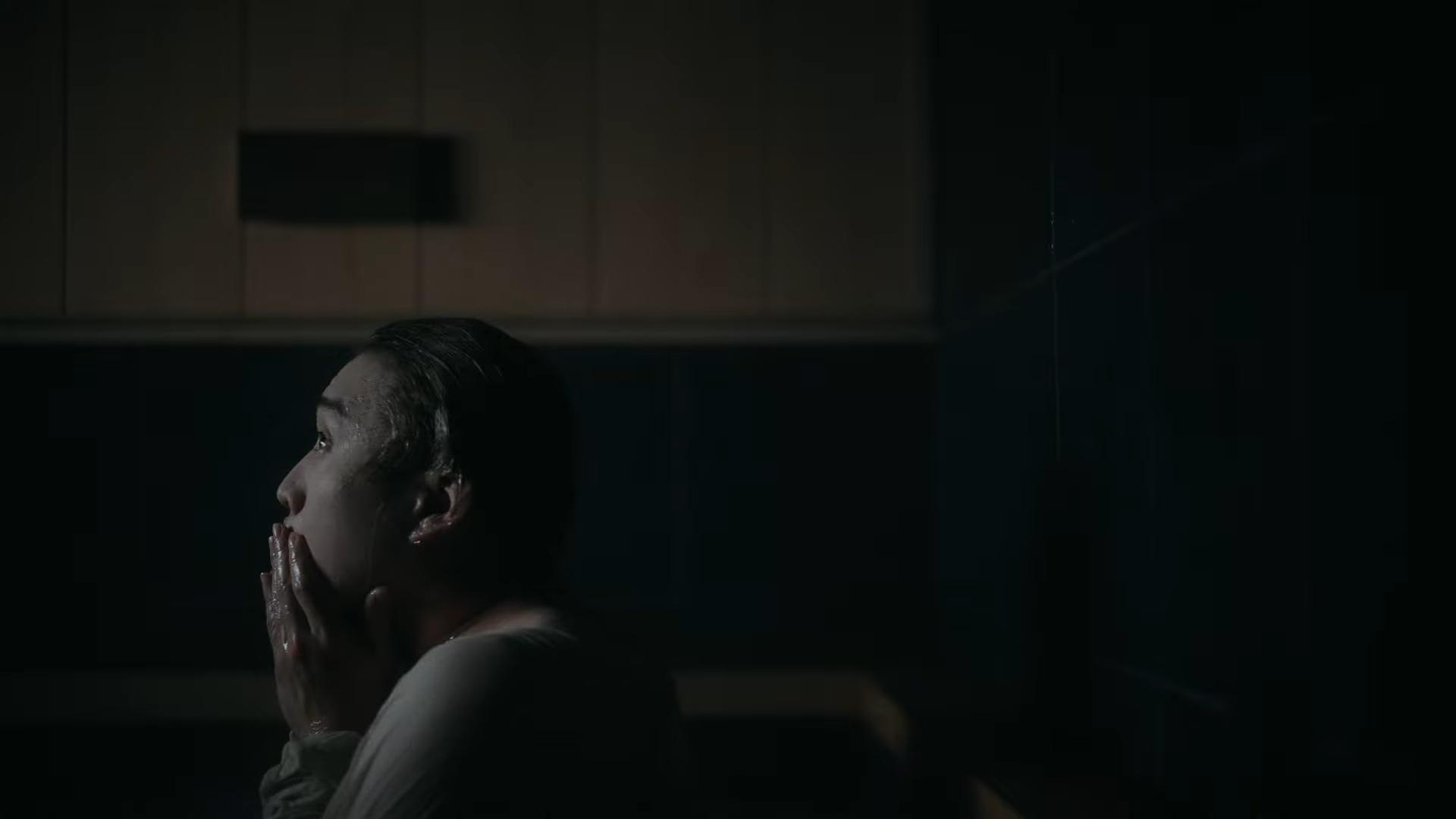 《坐看雲起時》MV中,Jer浸在水中的畫面,令人想起《水刑物語》。