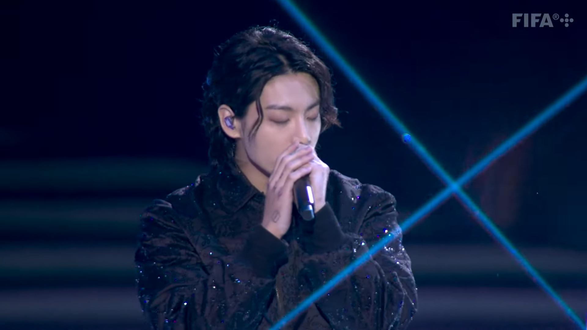 Jungkook在世界盃開幕禮獻唱《Dreamers》。