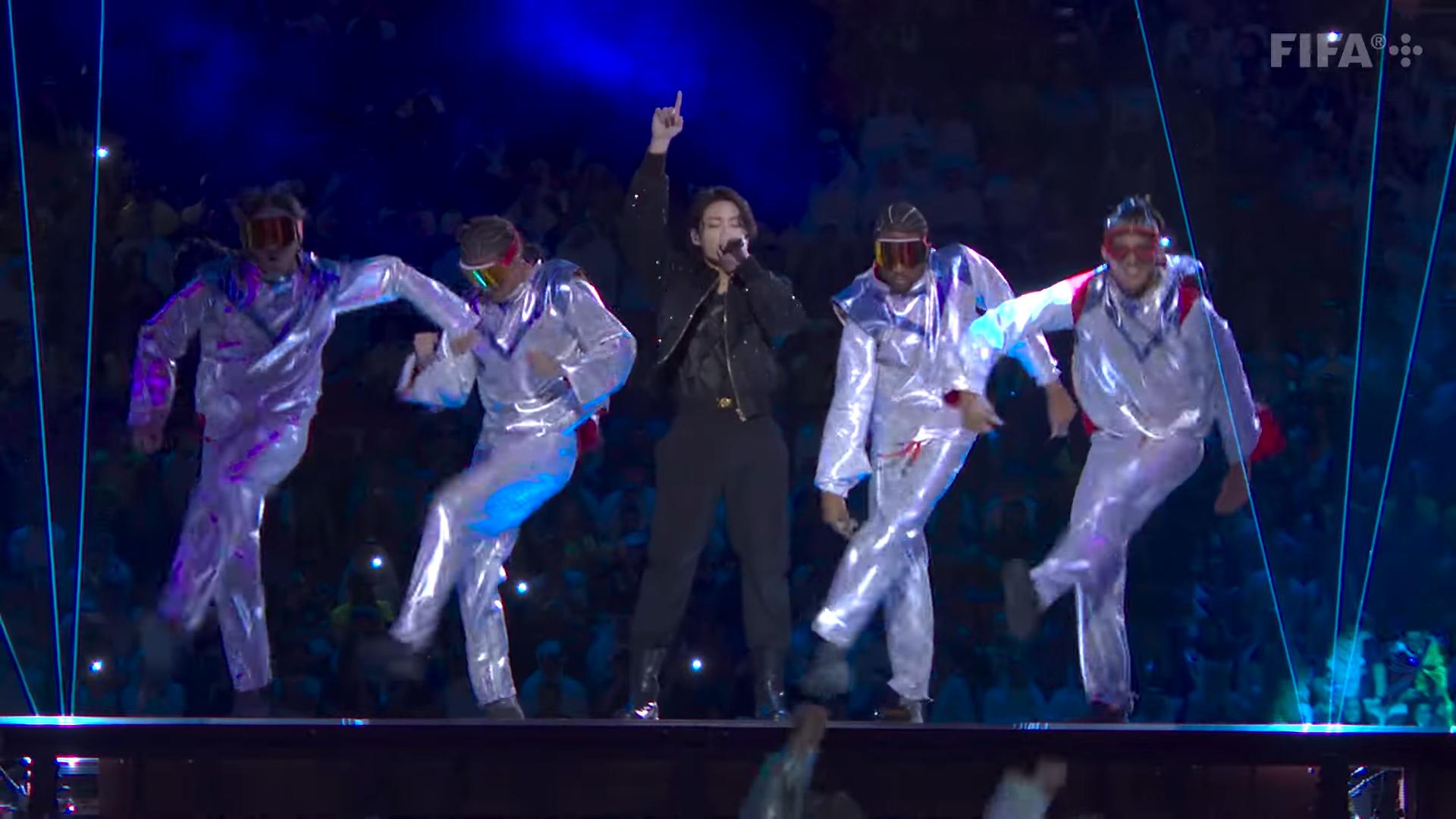 Jungkook在世界盃開幕禮獻唱《Dreamers》。(截圖)
