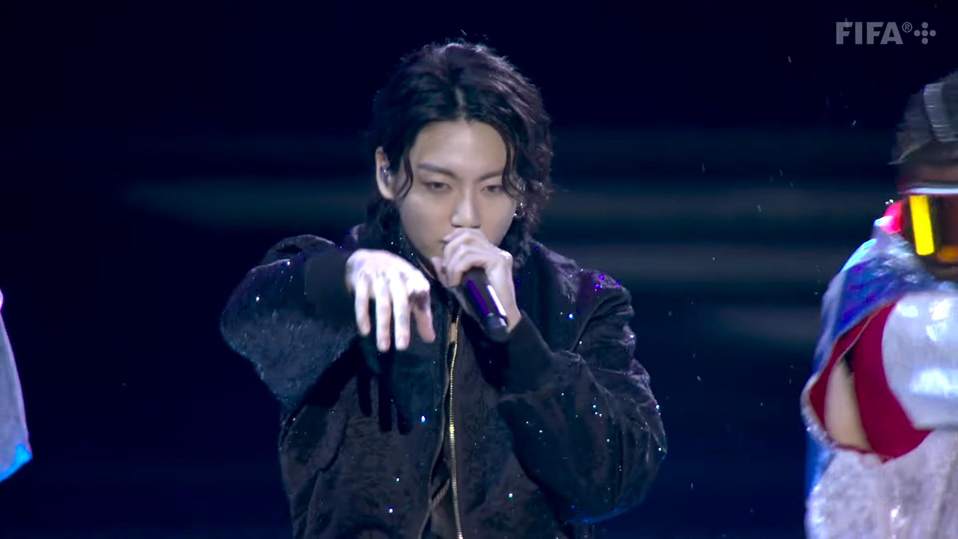 Jungkook在世界盃開幕禮獻唱《Dreamers》。(截圖)