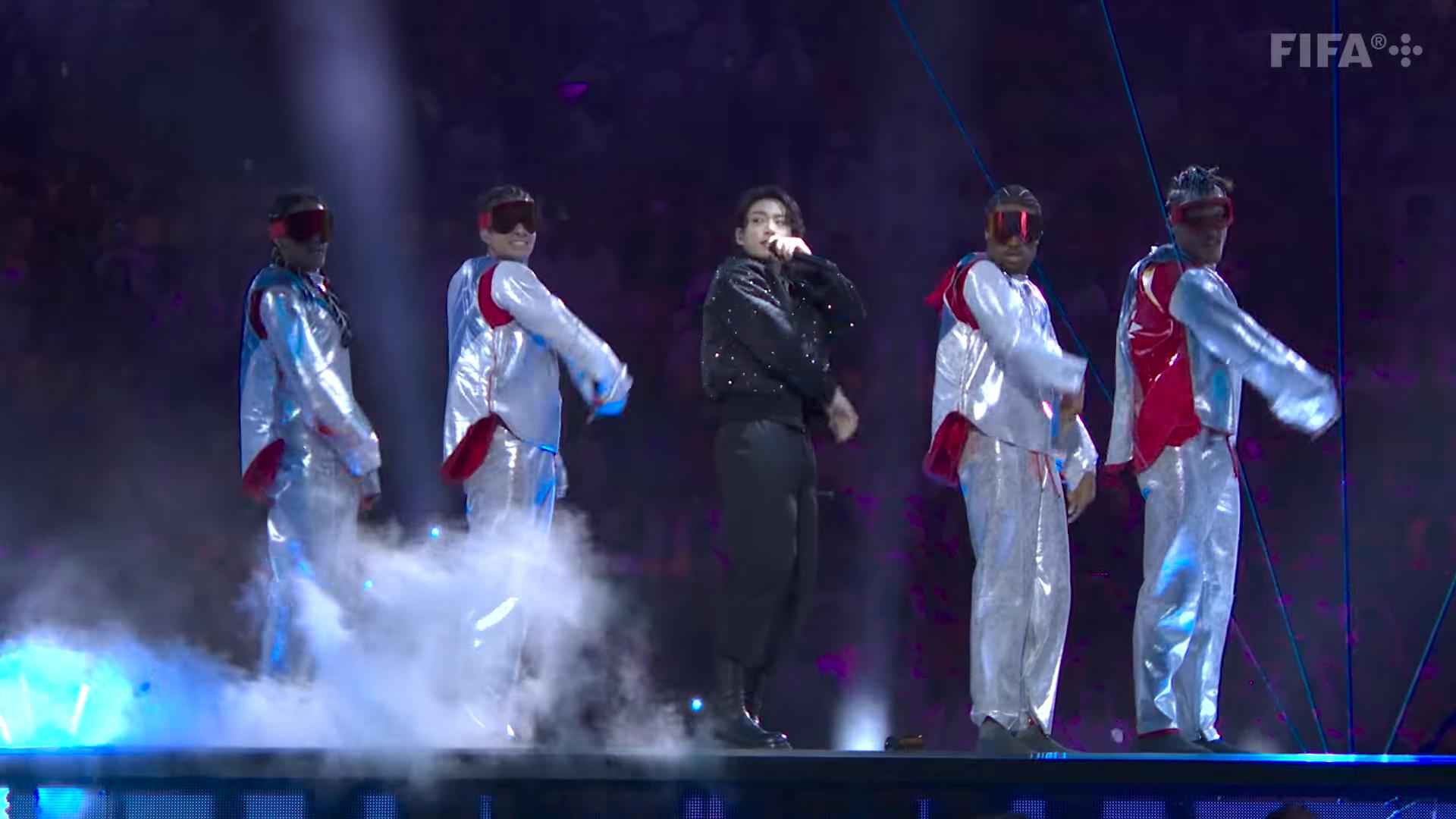Jungkook在世界盃開幕禮獻唱《Dreamers》。(截圖)