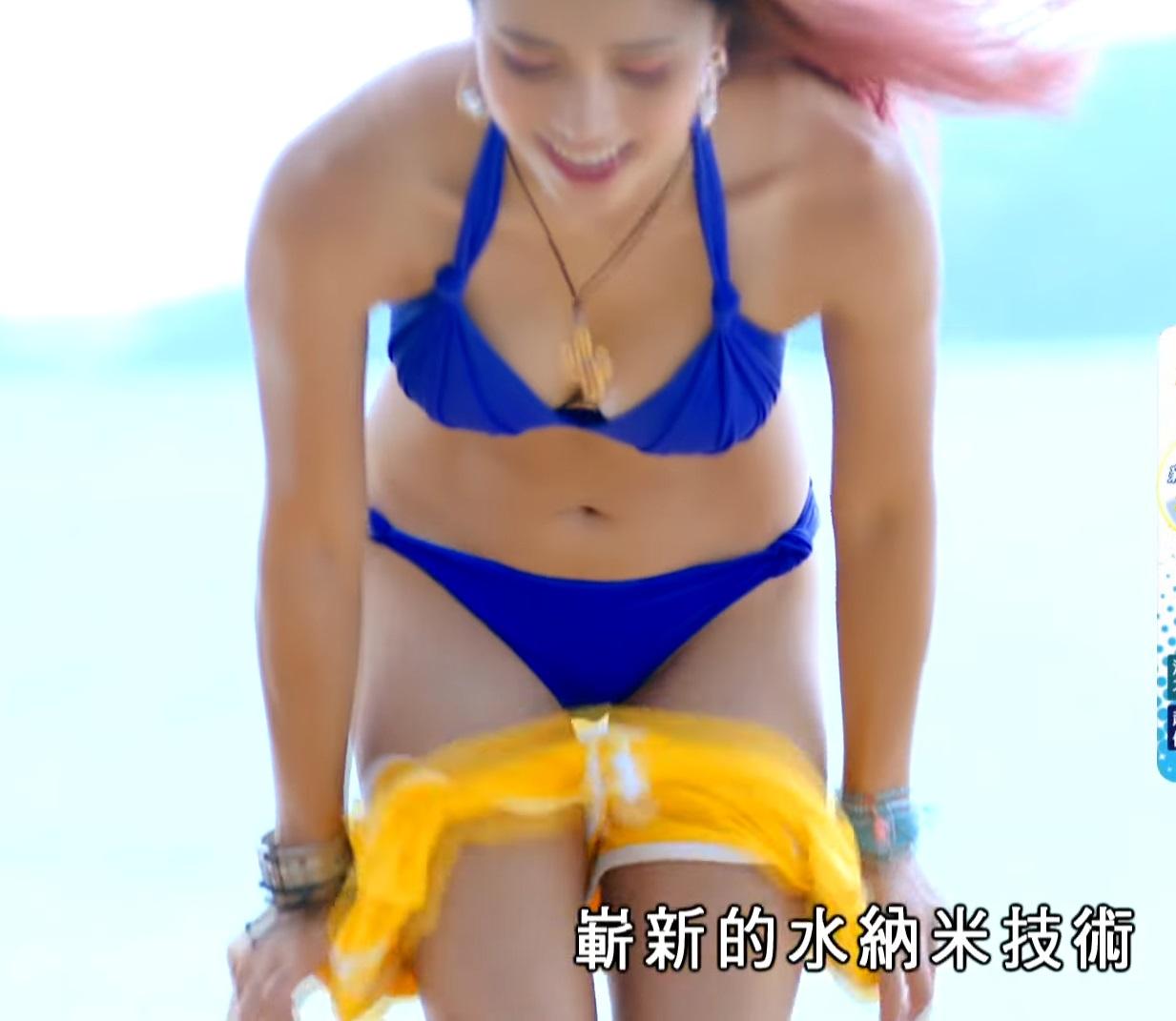 劉穎鏇演的Open姐在《超能使者》穿三點式拍攝防曬產品廣告。