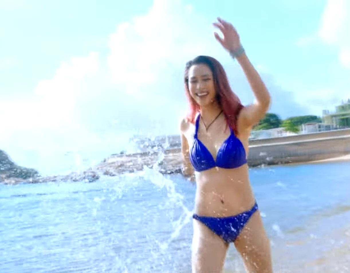 劉穎鏇演的Open姐在《超能使者》穿三點式拍攝防曬產品廣告。