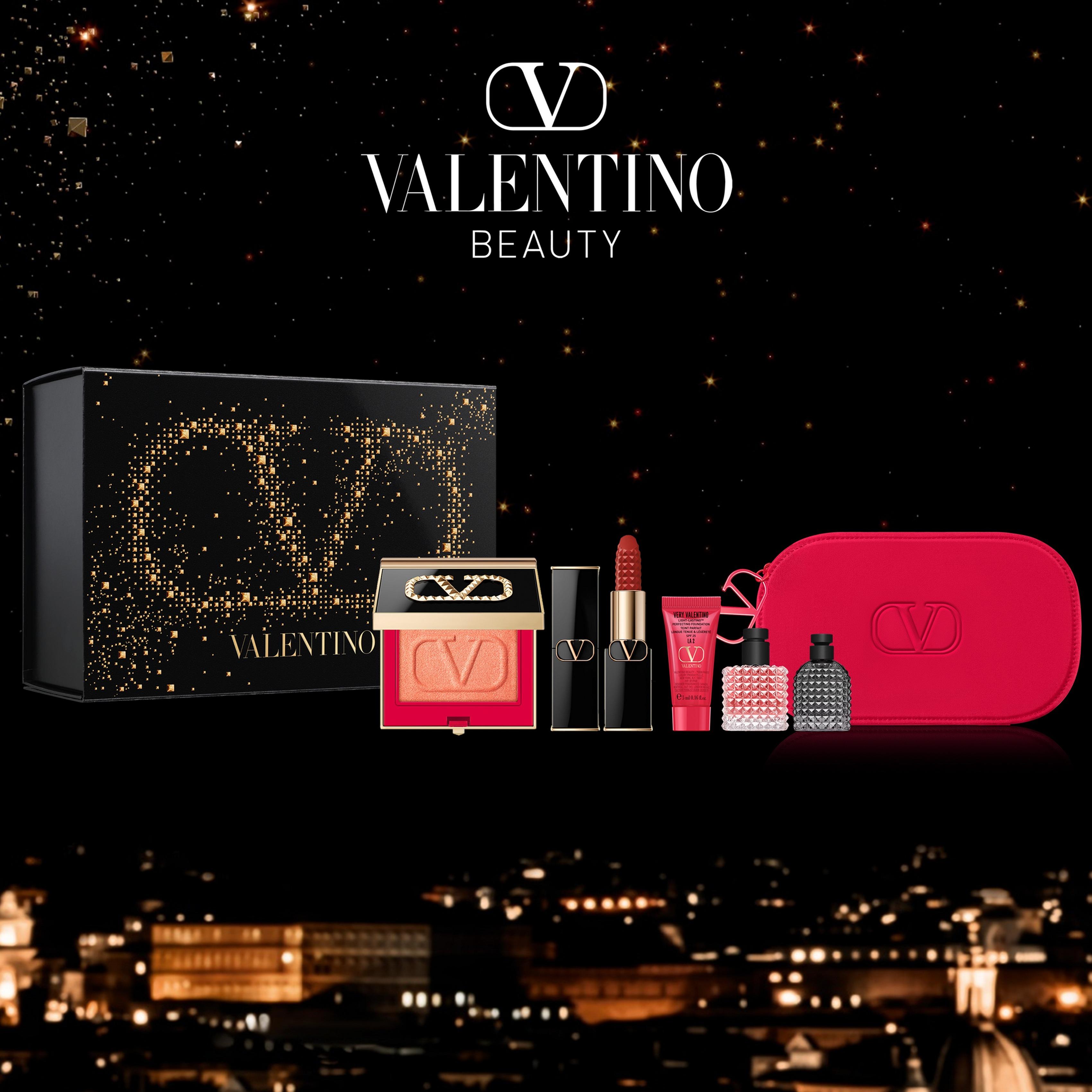 凡購買限量版Star Studded奢華鉚釘星光Rosso Valentino高訂經典唇膏及Eye2Cheek高訂柔霧眼影胭脂,即尊享Born in Roma迷你裝對香香水(Uomo 4ml & Donna 6ml)、Very Valentino粉底 (5ml) 及VLogo化妝袋或AirPods套。