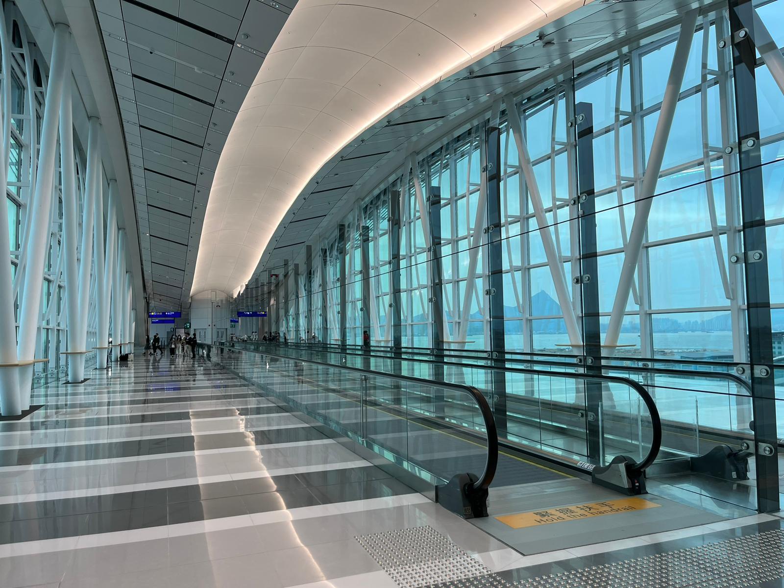 連接1號客運大樓及T1衛星客運廊的「天際走廊」今日正式開放啟用