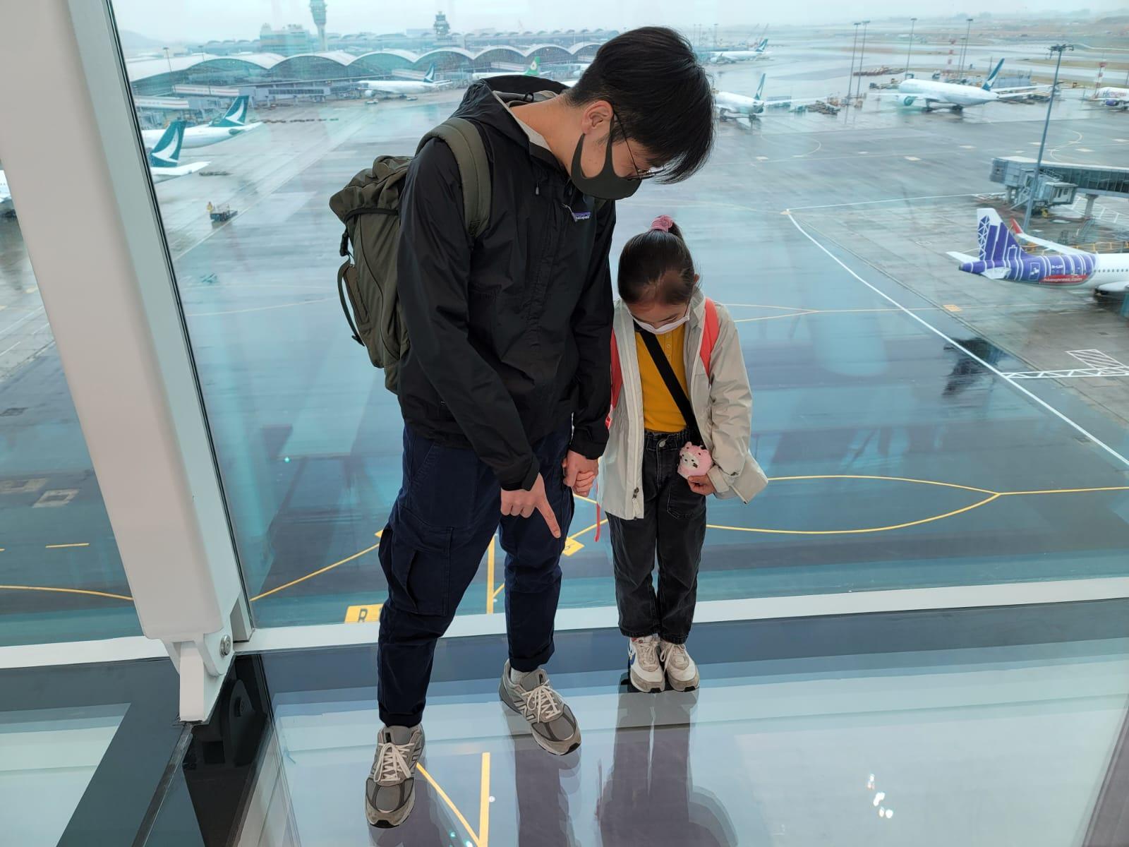 玻璃地板可觀察飛機經過