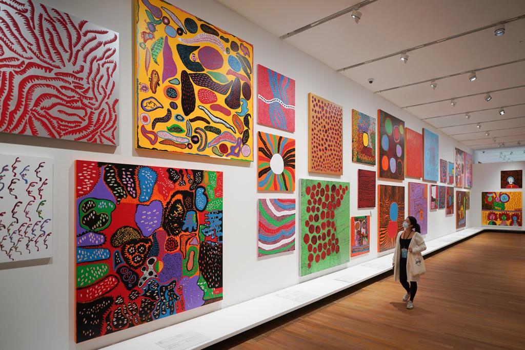 展出多幅草間彌生畫作。