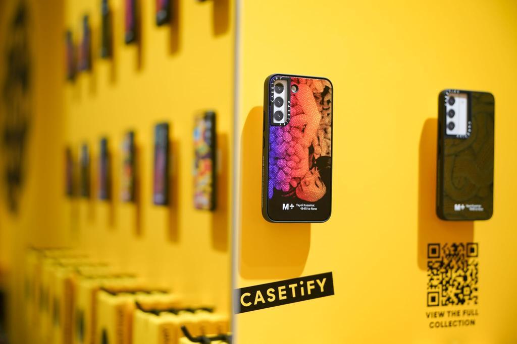 M+商店特別推出一系列展覽限定獨家商品,包括M+與CASETiFY聯乘設計的手機殼、襪子、單肩袋和保溫瓶等。