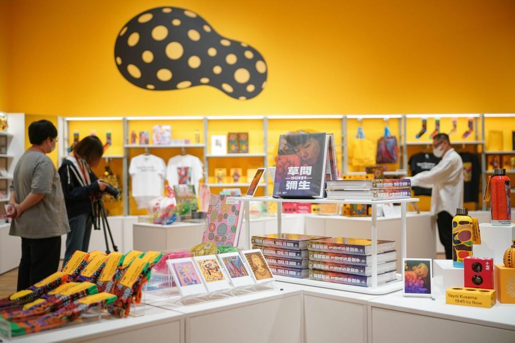 M+商店特別推出一系列展覽限定獨家商品,包括M+與CASETiFY聯乘設計的手機殼、襪子、單肩袋和保溫瓶等。