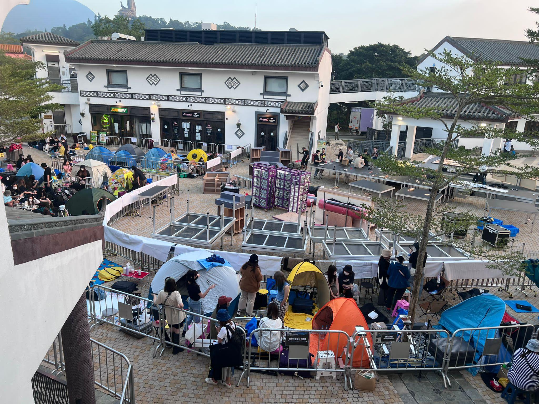 大批粉絲到昂坪市集紮營。