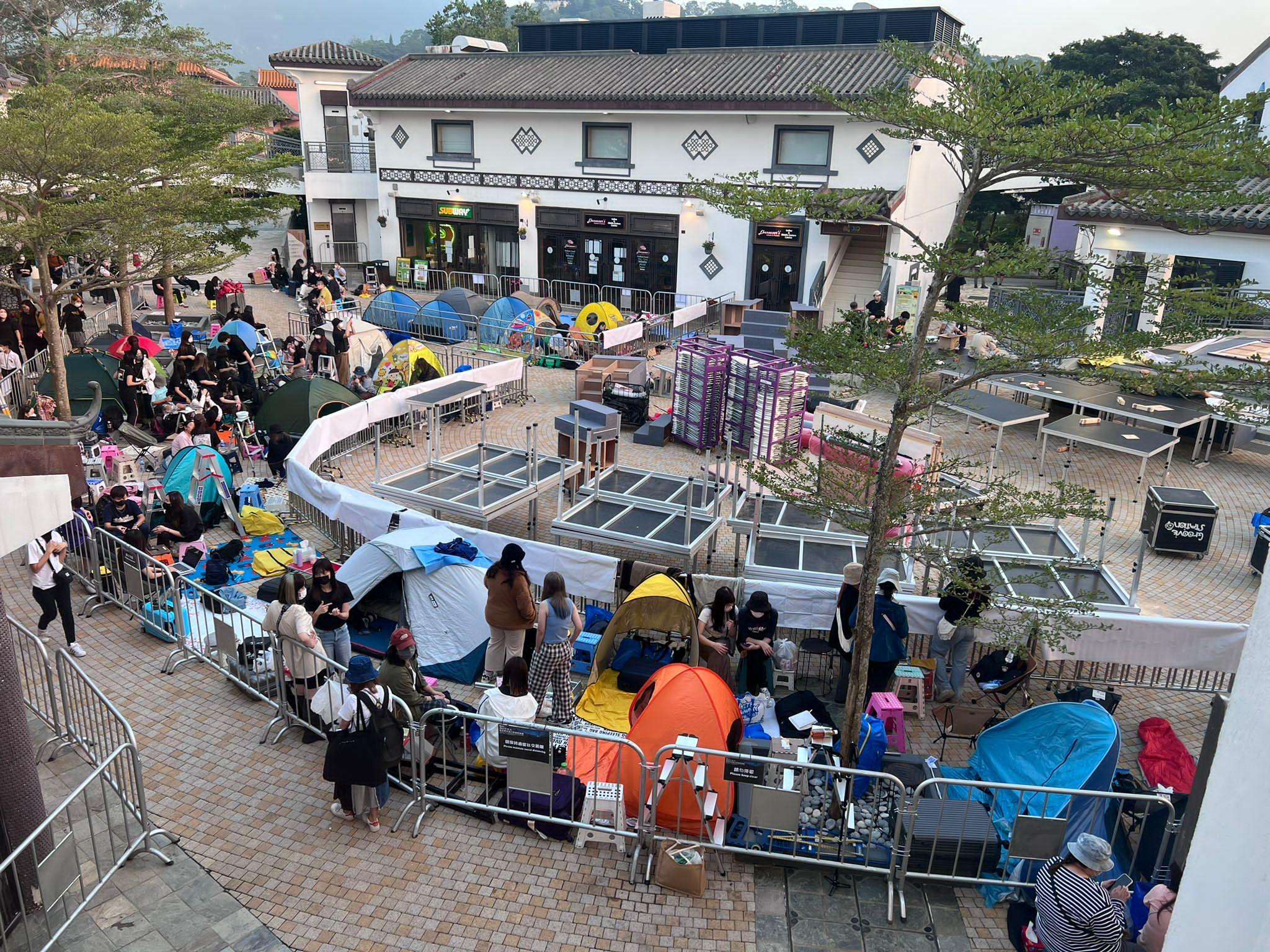 大批粉絲到昂坪市集紮營。