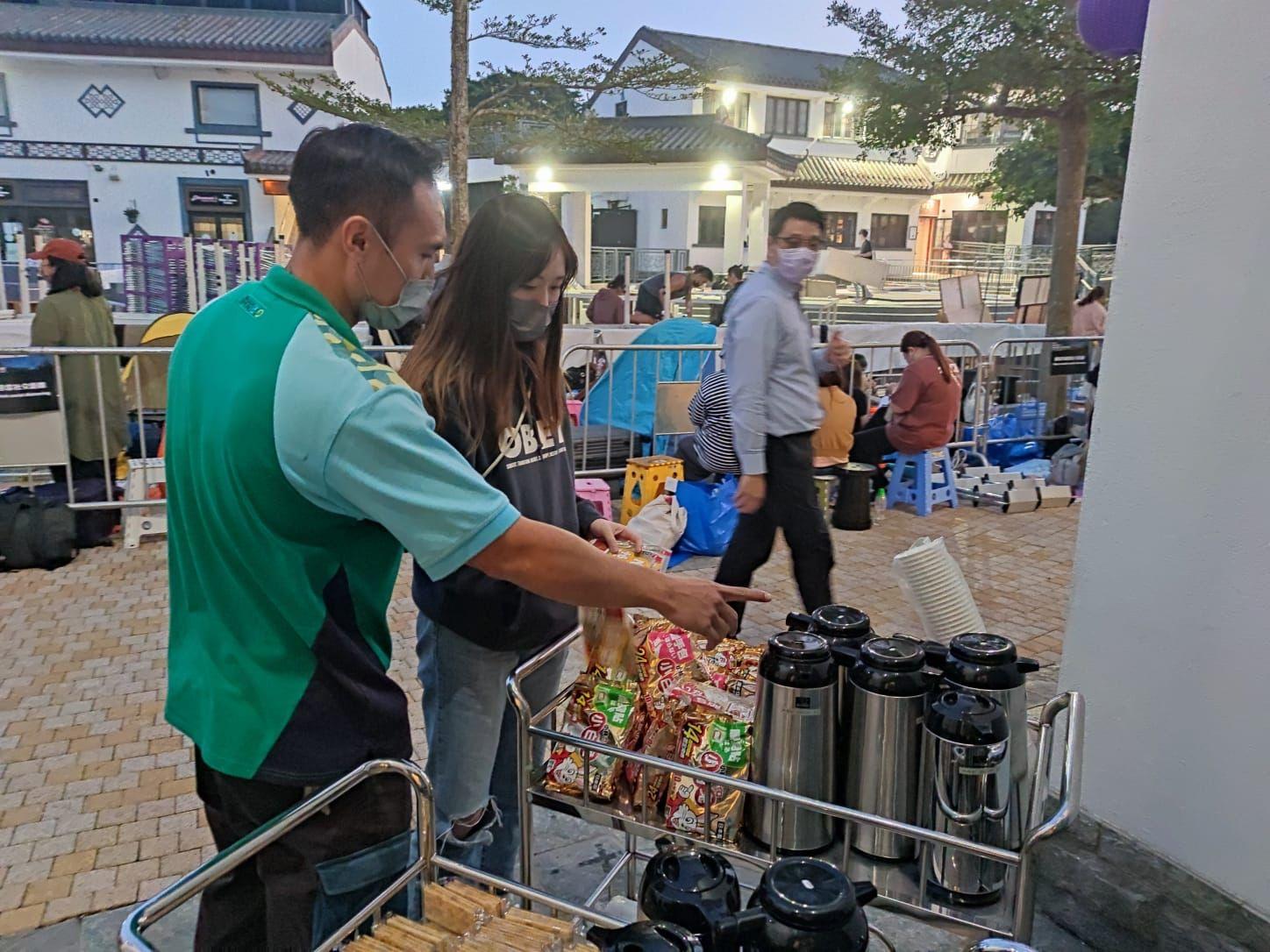 現場有工作人員為粉絲補給。