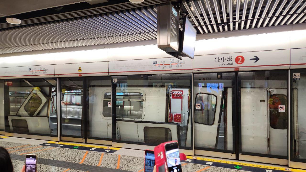 港鐵油麻地站列車甩門。(網上圖片)