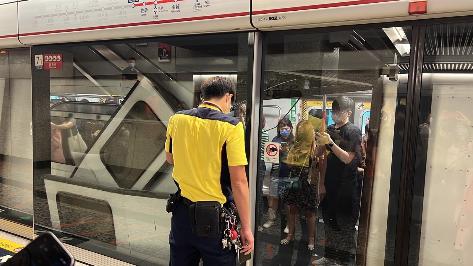 港鐵油麻地站列車甩門。
