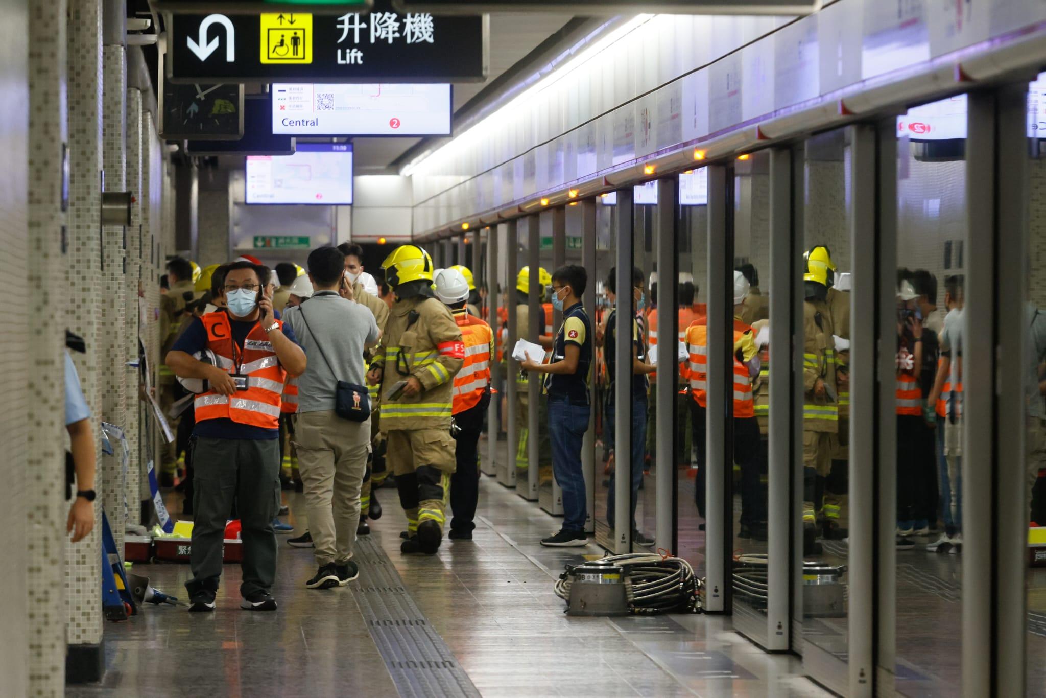 消防員到場提供協助。(蘇文傑攝)