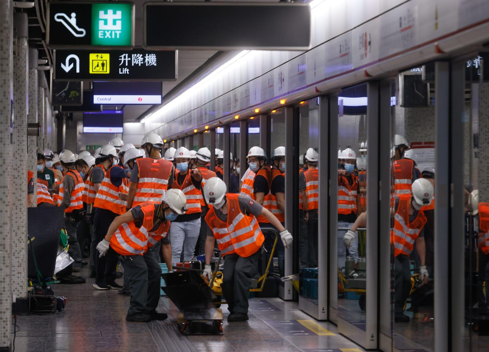 港鐵油麻地站列車事故。(蘇文傑攝)