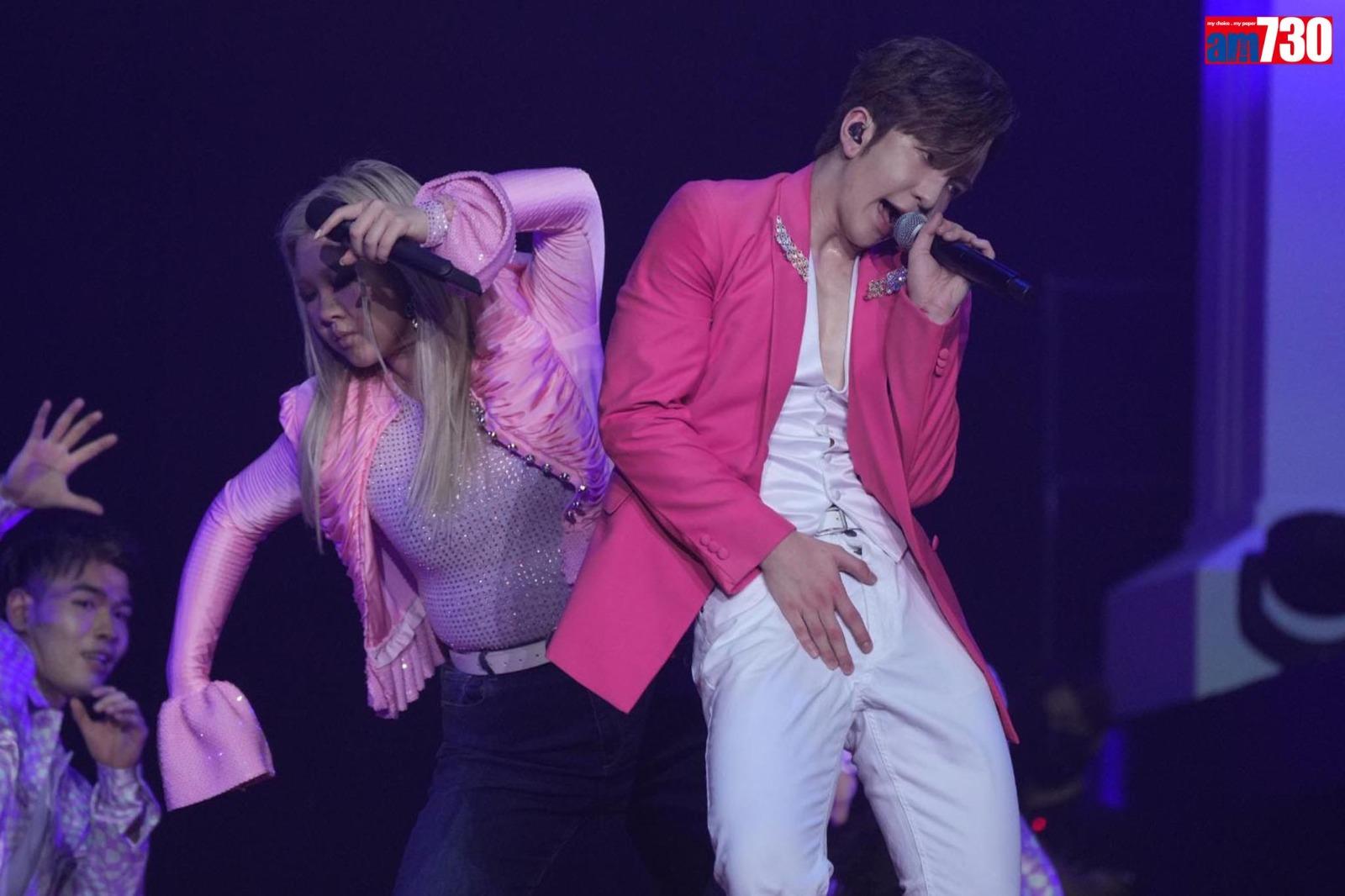 Anson Lo 做出自摸動作時,台下不停尖叫。(陳奕釗攝)