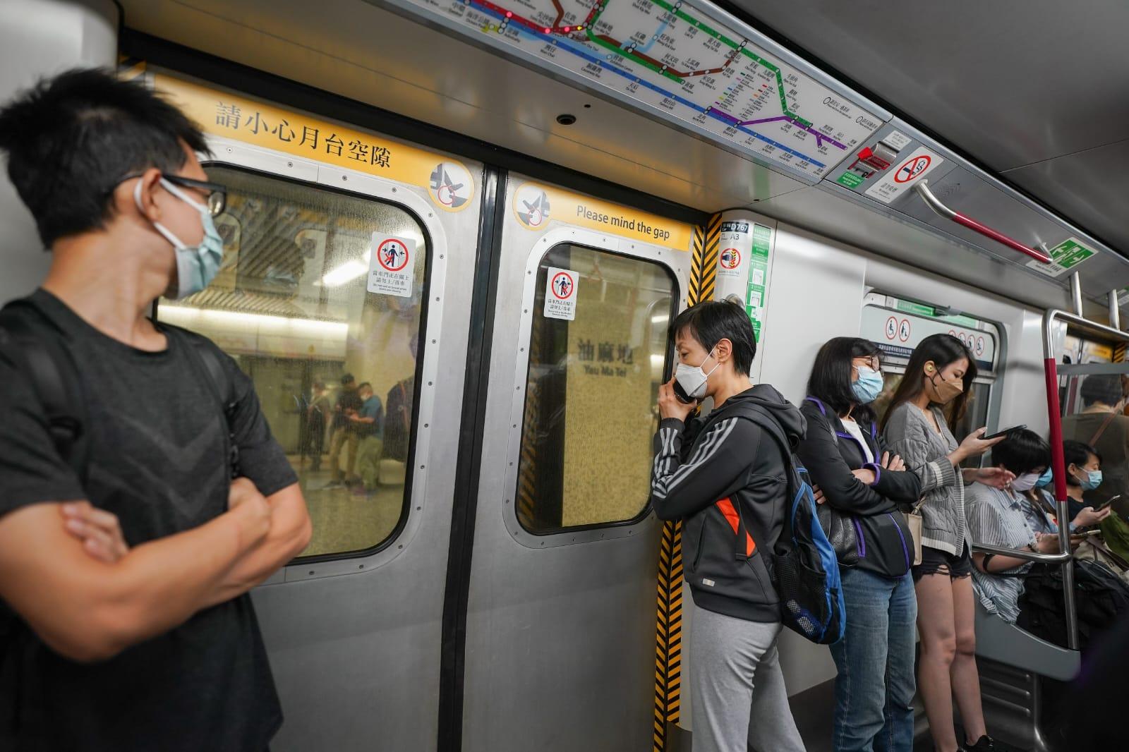 港鐵出軌甩門|港鐵車務總監:初步相信隧道軌旁金屬護欄組件移位致列車偏離