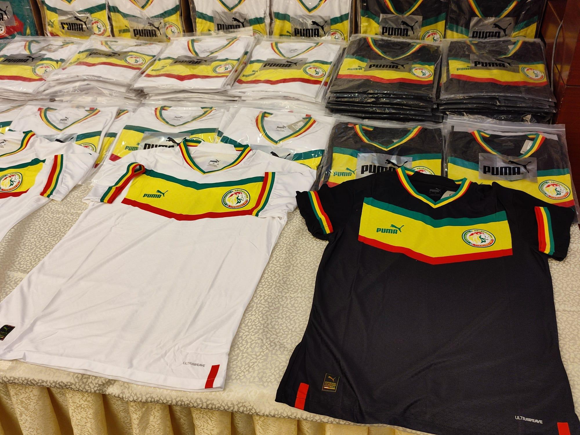 世界盃2022|海關打擊走私冒牌波衫 拘15跨境司機及網店店主 檢市值逾5000萬元高仿球衣