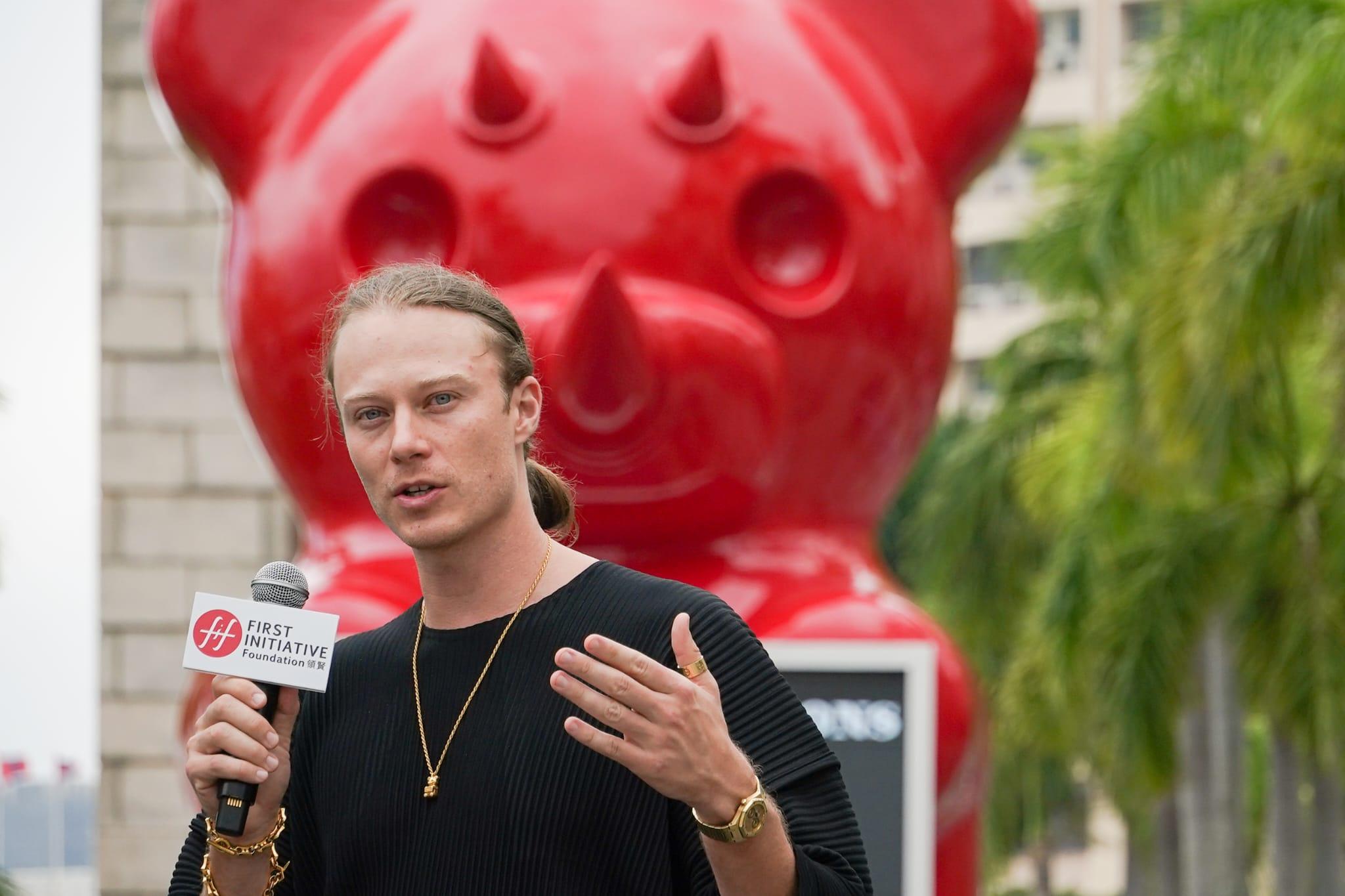 WhIsBe首次把軟糖熊的牌子換成LED屏幕,展示各式視頻。(李睿哲攝)