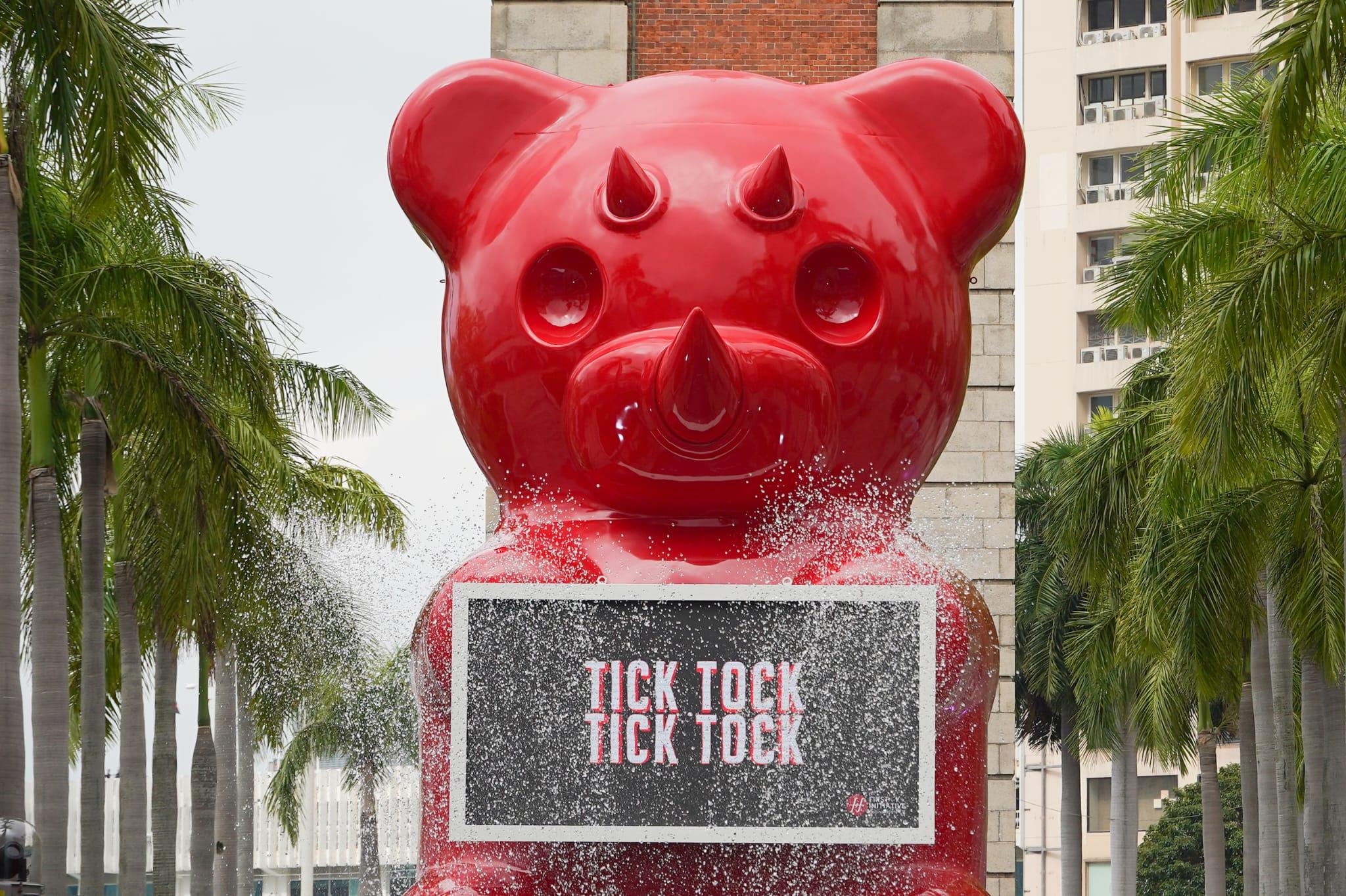 WhIsBe首次把軟糖熊的牌子換成LED屏幕,展示各式視頻。(李睿哲攝)