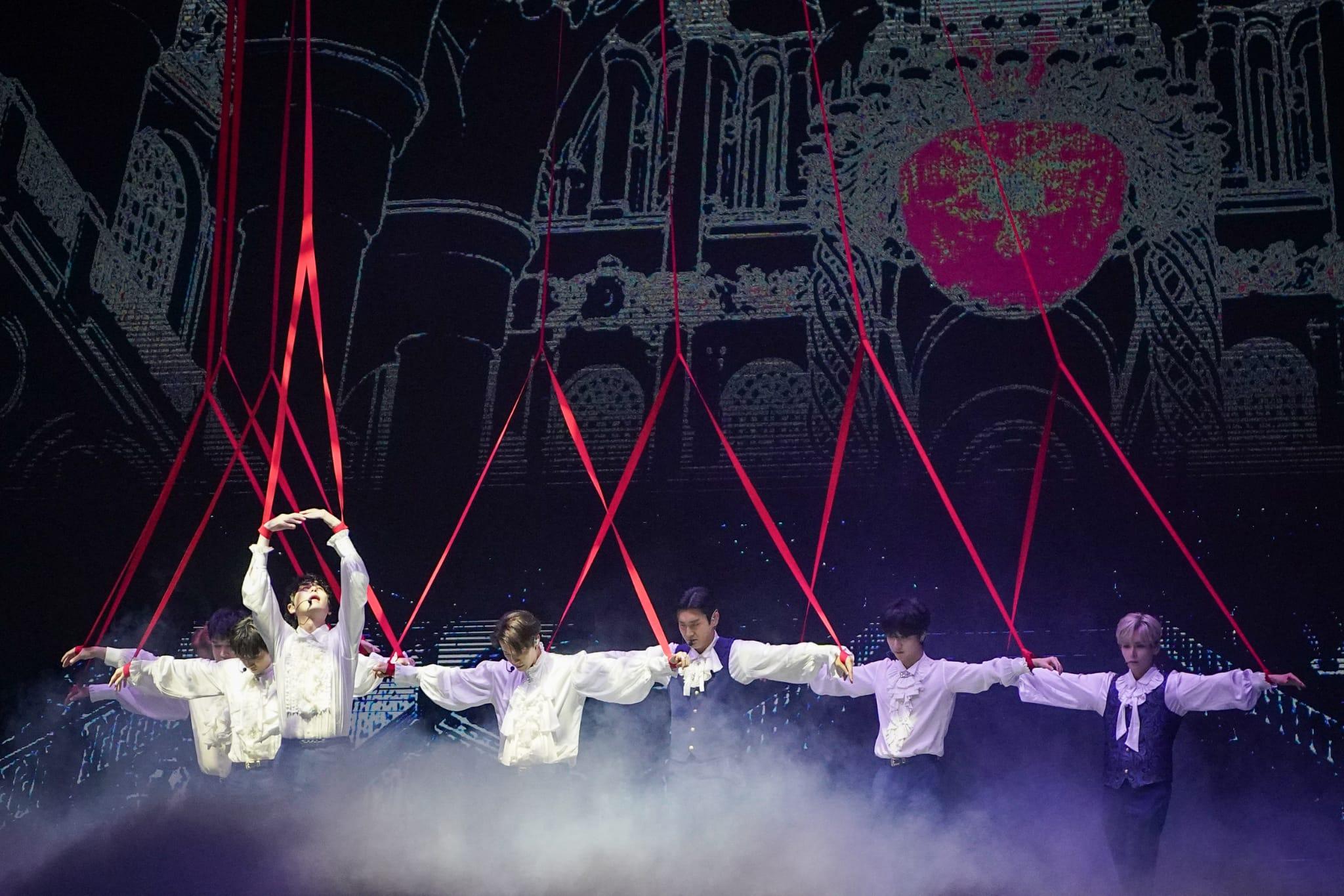 Super Junior以一曲《Burn the Floor 》為演唱會掀序幕,舞台效果很震撼。