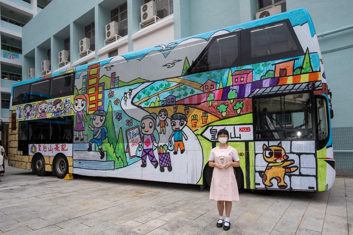 亞軍得主五旬節于良發小學學生余海晴與相應的巴士合照。(九巴提供)