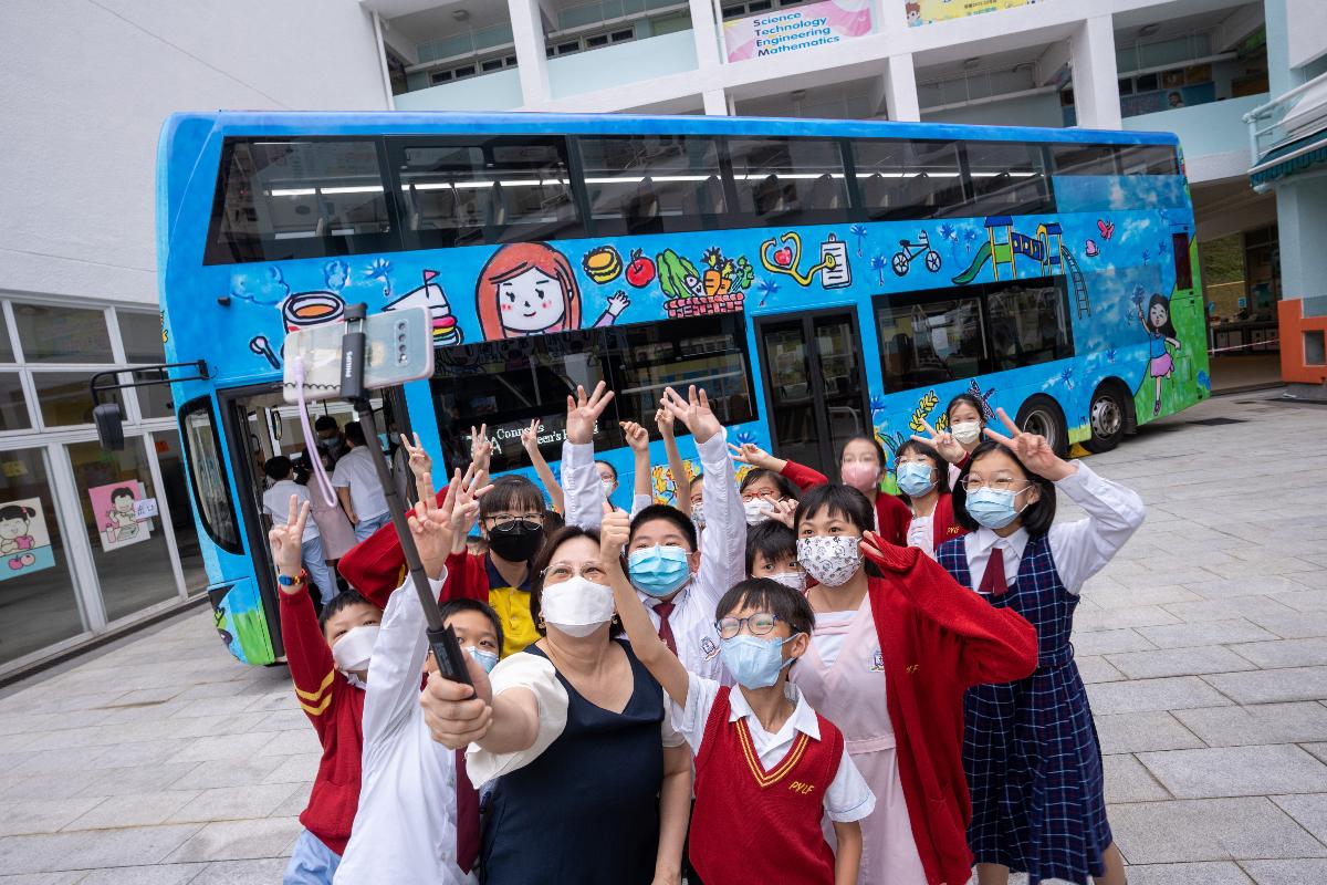 九巴駕駛印有學生作品的巴士到參與比賽的學校舉辦頒獎典禮,學生對此感到興奮並踴躍參觀。(九巴提供)
