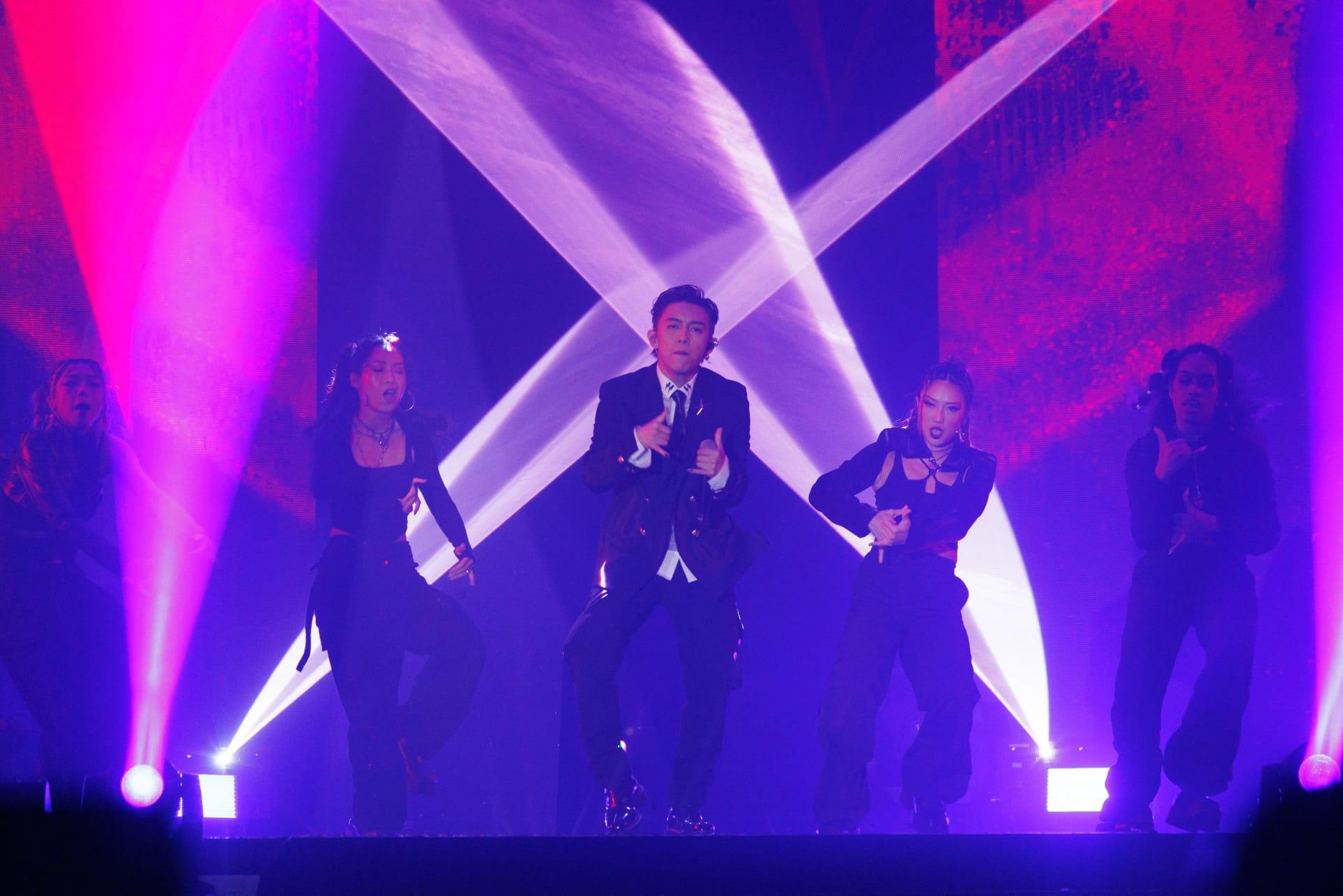 MC首度公開獻唱《Overkill》,在台上又跳又唱。(蘇文傑攝)