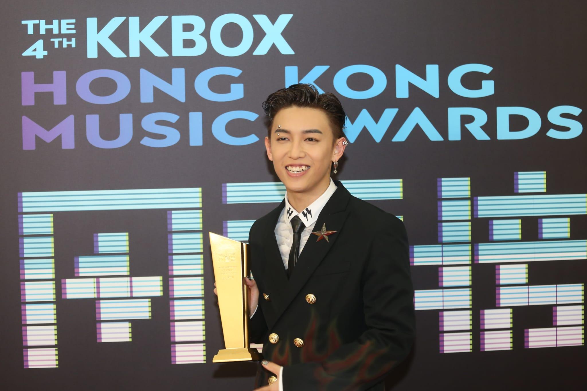 MC獲得風雲歌手獎,表現興奮。