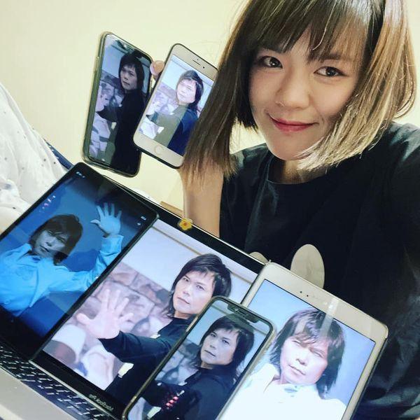 龍小菌在社交平台曬6個台灣歌手「伍百」,代表300萬的意思。