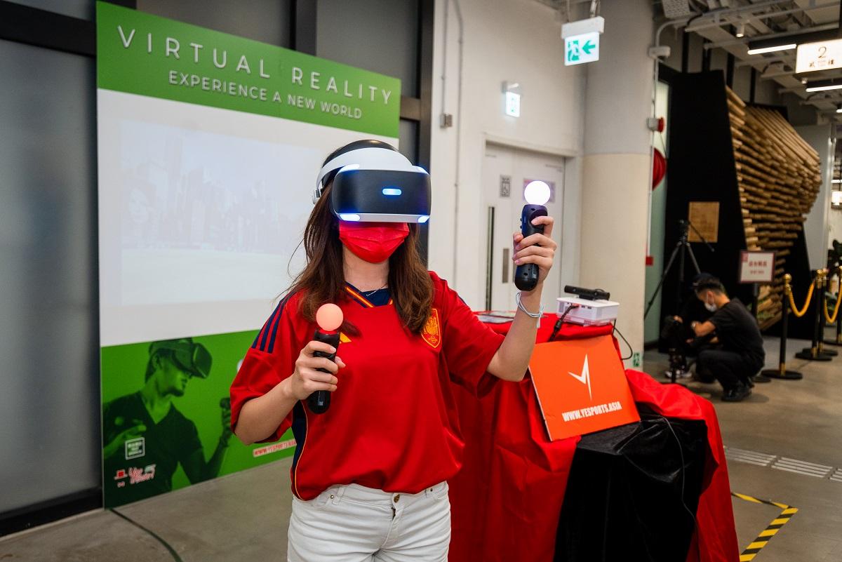 Yesport 在2樓設立電競專區,可在LED熒幕大玩PlayStation 足球遊戲《FIFA 23》之外,更可投入虛擬實境體驗「足球國度世界錦標賽 Football Nation VR™ Tournament 2018」。